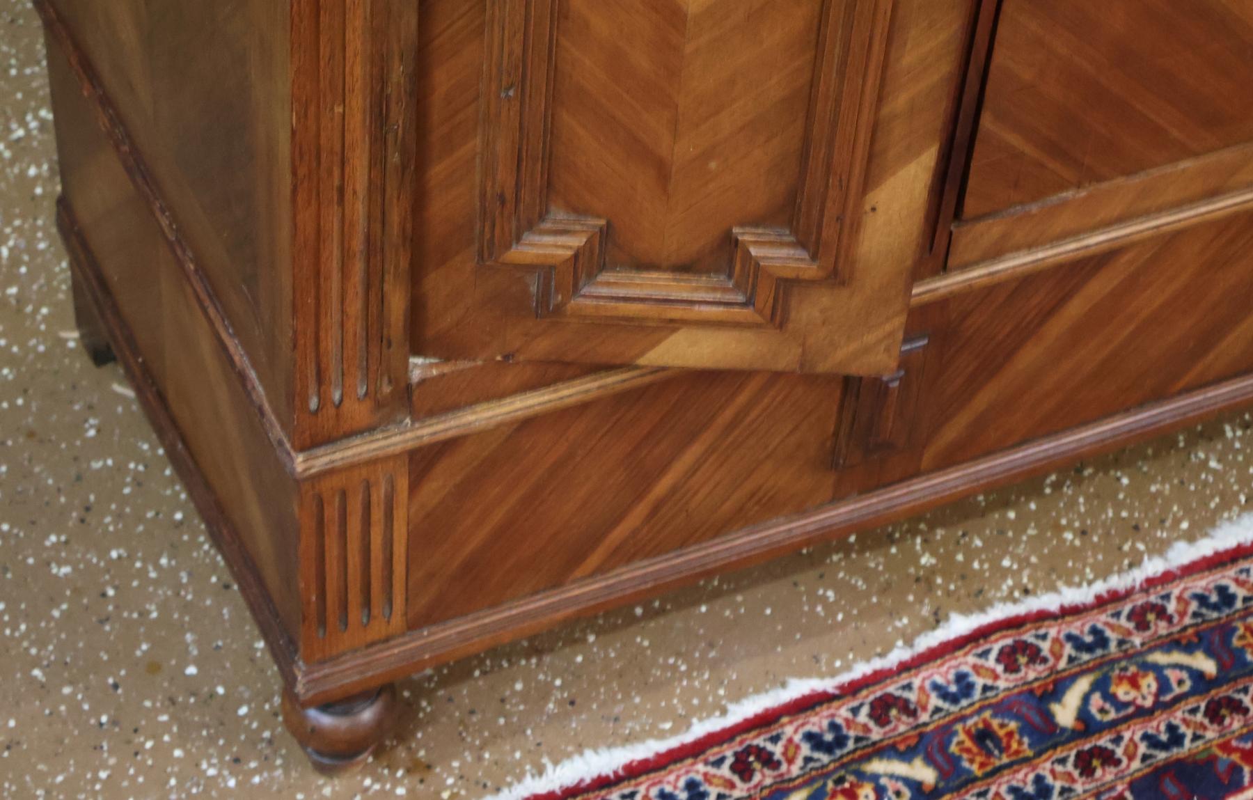French Louis XV Style Walnut Carved Mirror Door Armoire Circa 1900 in vendita 4