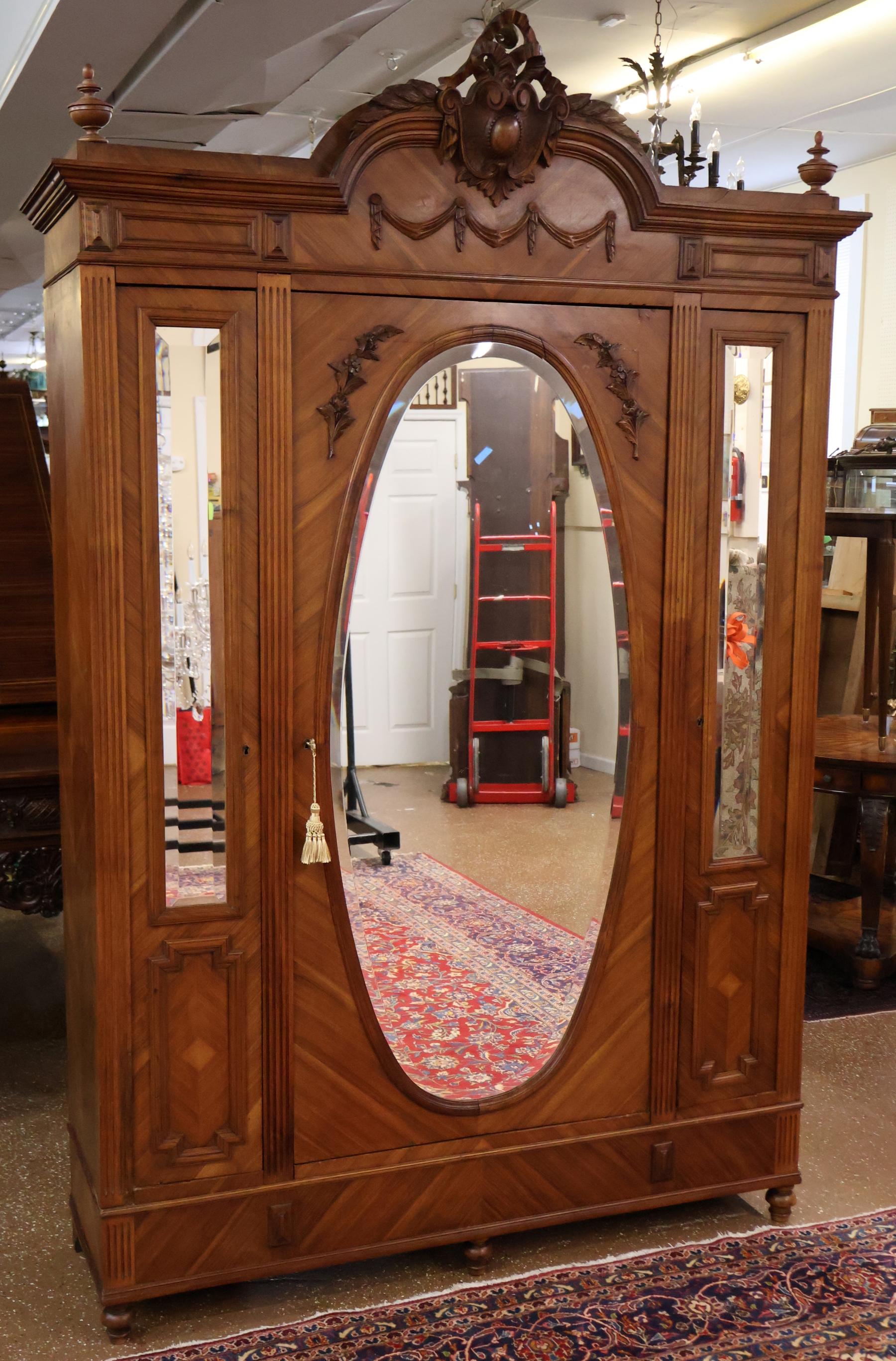 French Louis XV Style Walnut Carved Mirror Door Armoire Circa 1900

Dimensions : 95