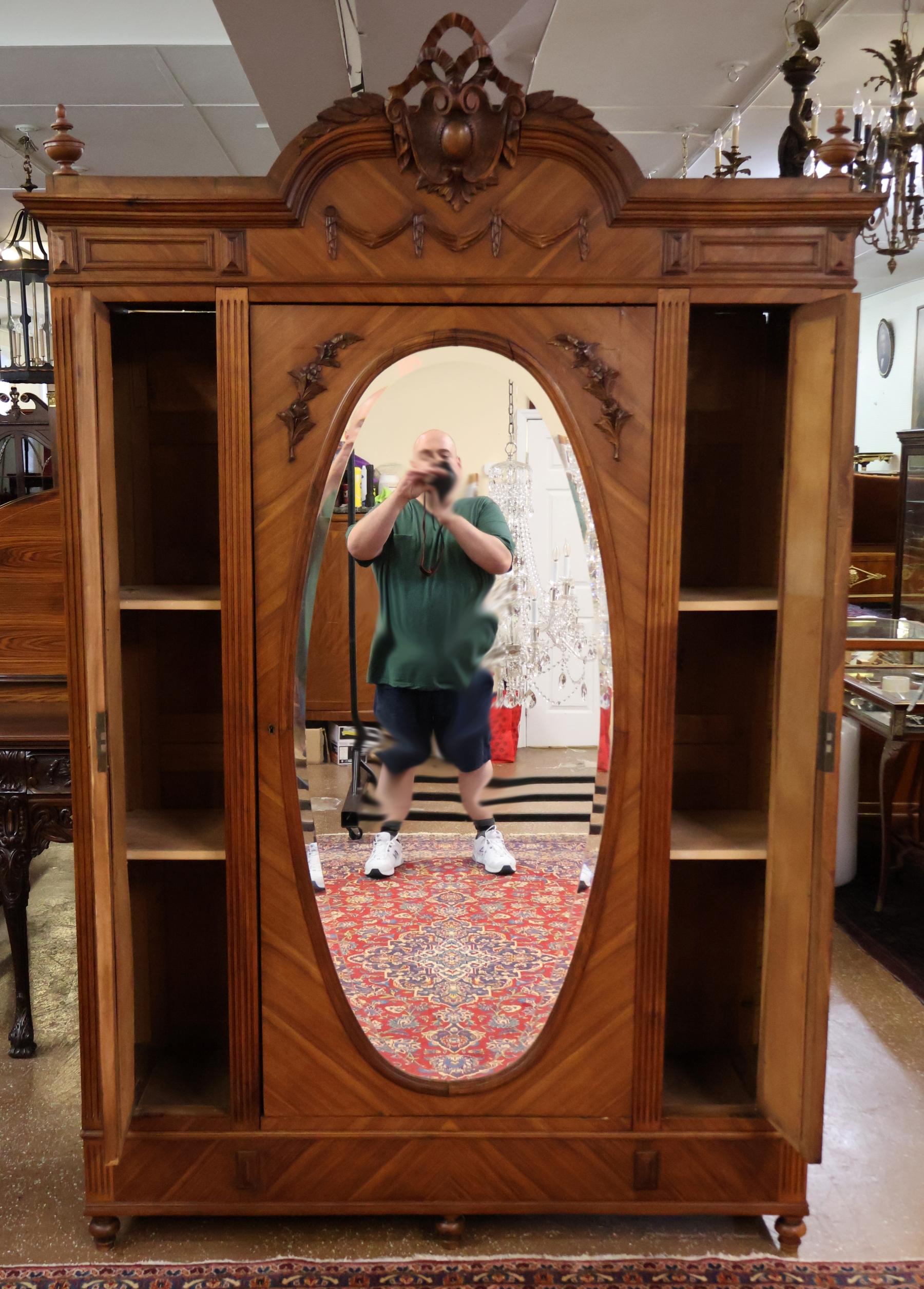 French Louis XV Style Walnut Carved Mirror Door Armoire Circa 1900 in vendita 1