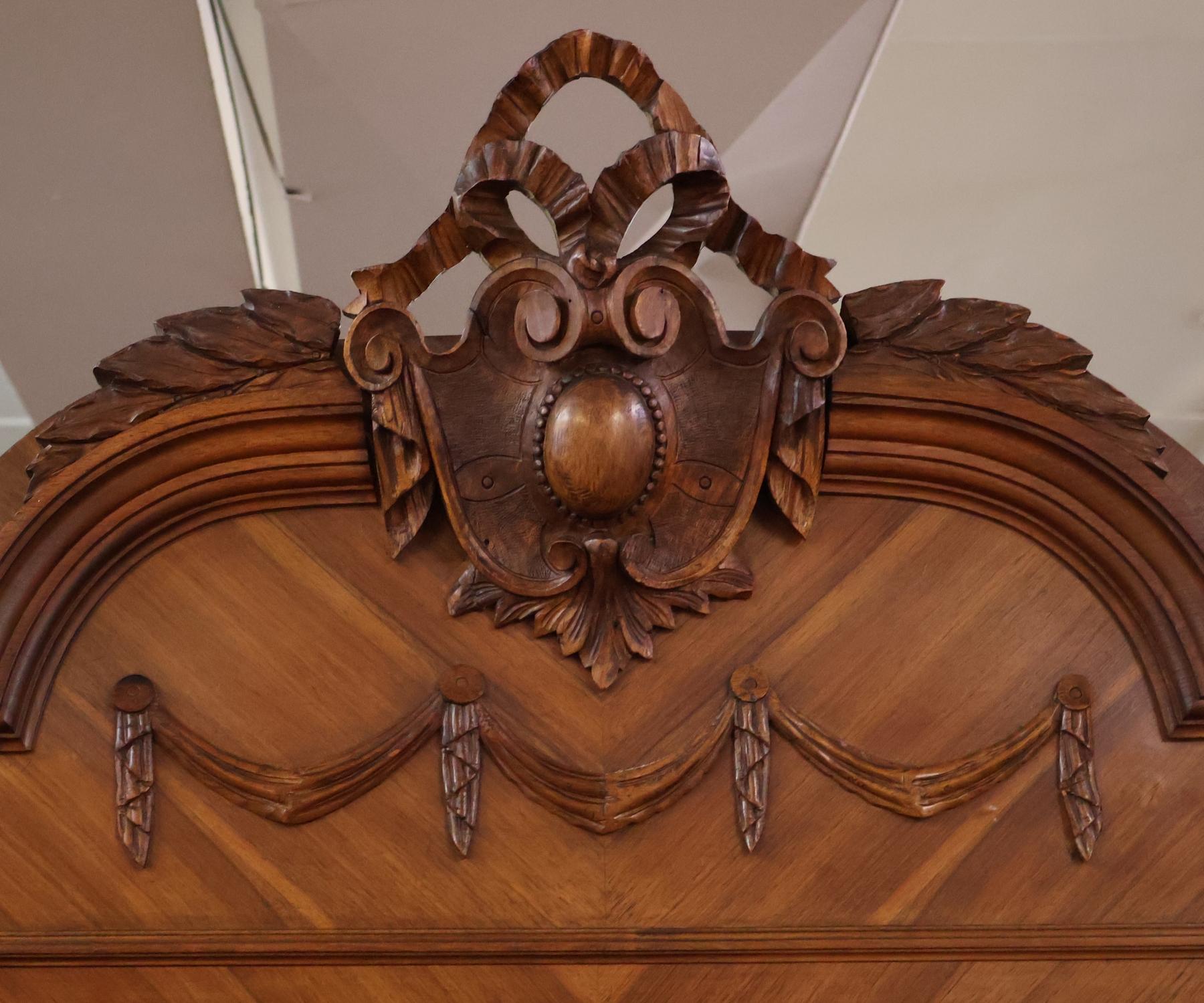 French Louis XV Style Walnut Carved Mirror Door Armoire Circa 1900 in vendita 2