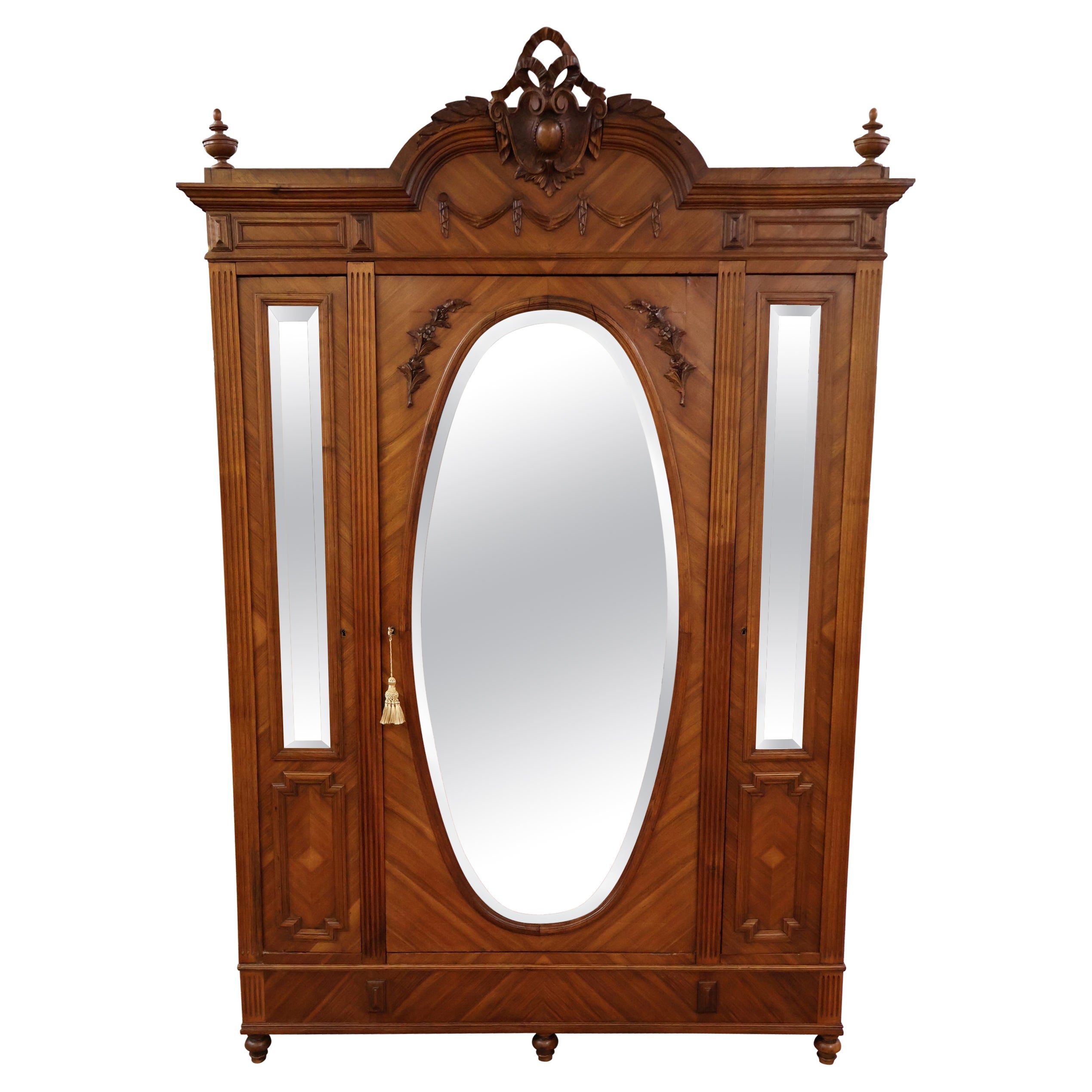 Armoire francese con porta a specchio intagliata in noce in stile Luigi XV, CIRCA 1900