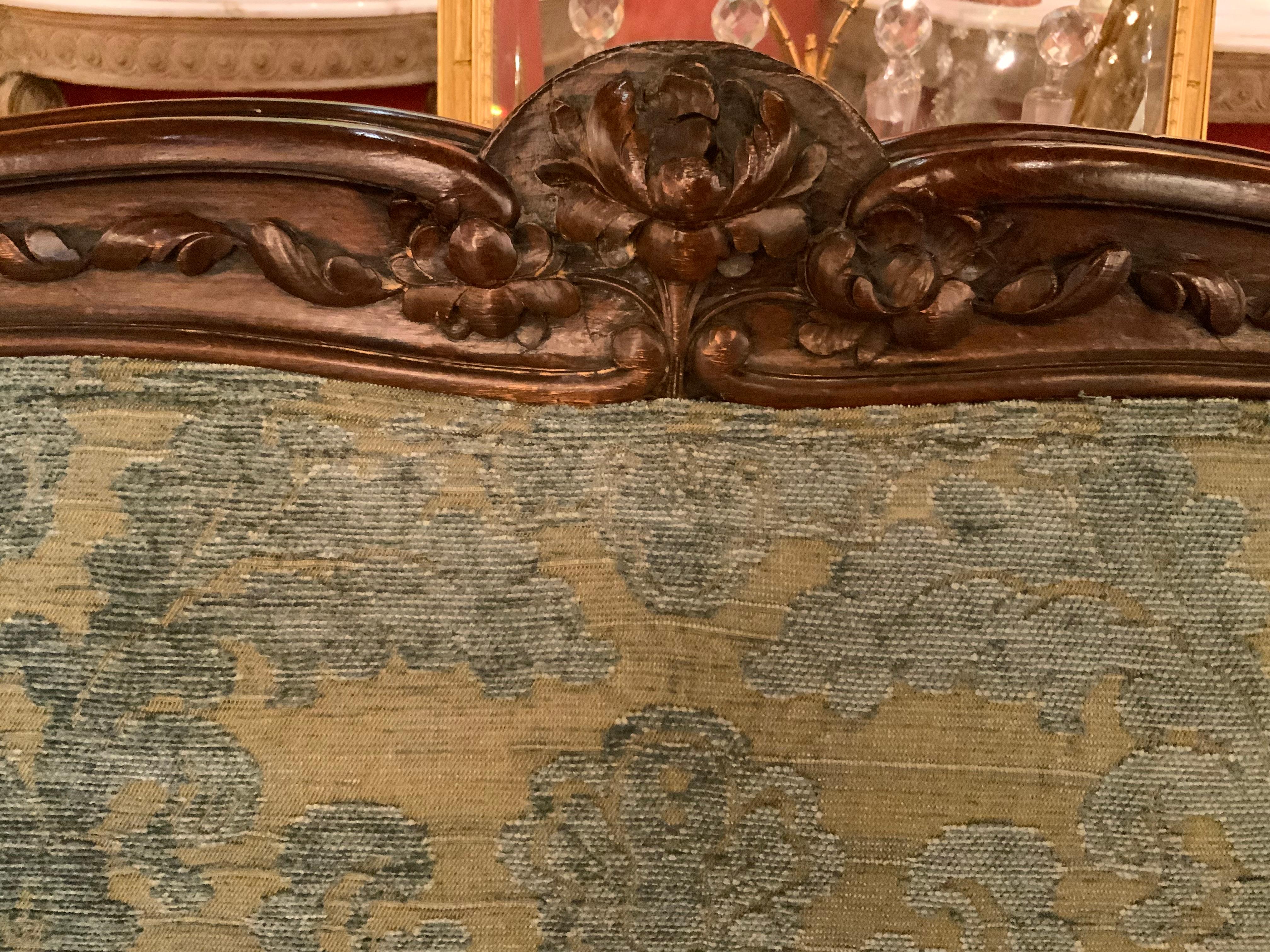 Divano francese in stile Luigi XV in noce intagliato, 19° secolo. in vendita 3