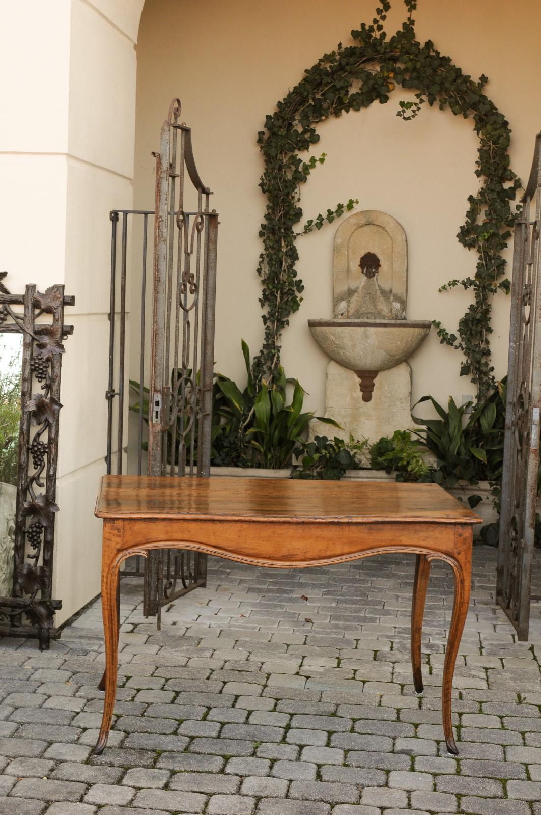 French Louis XV Style Walnut Console Table with Cabriole Legs, circa 1820 In Good Condition For Sale In Atlanta, GA