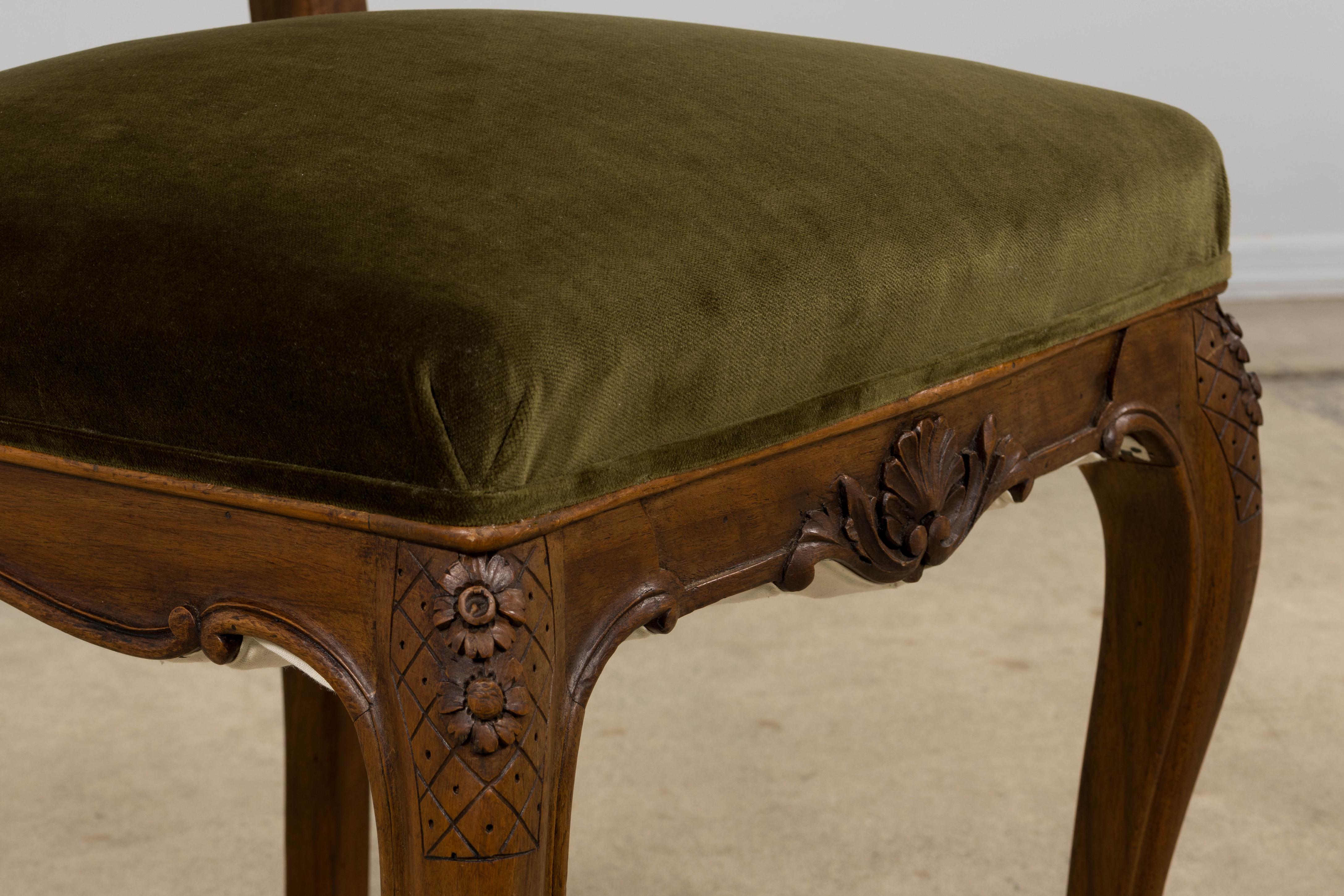 Sedie da pranzo francesi in stile Luigi XV in legno di noce e velluto verde oliva - Set di 8 sedie in vendita 4
