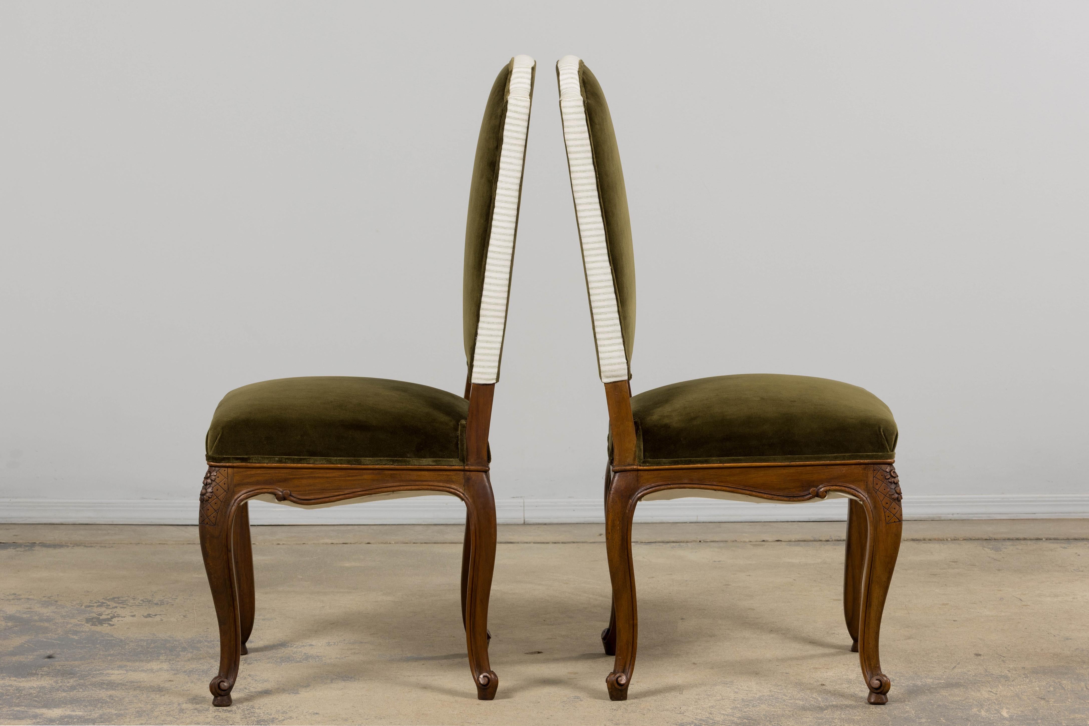 Sedie da pranzo francesi in stile Luigi XV in legno di noce e velluto verde oliva - Set di 8 sedie in vendita 6