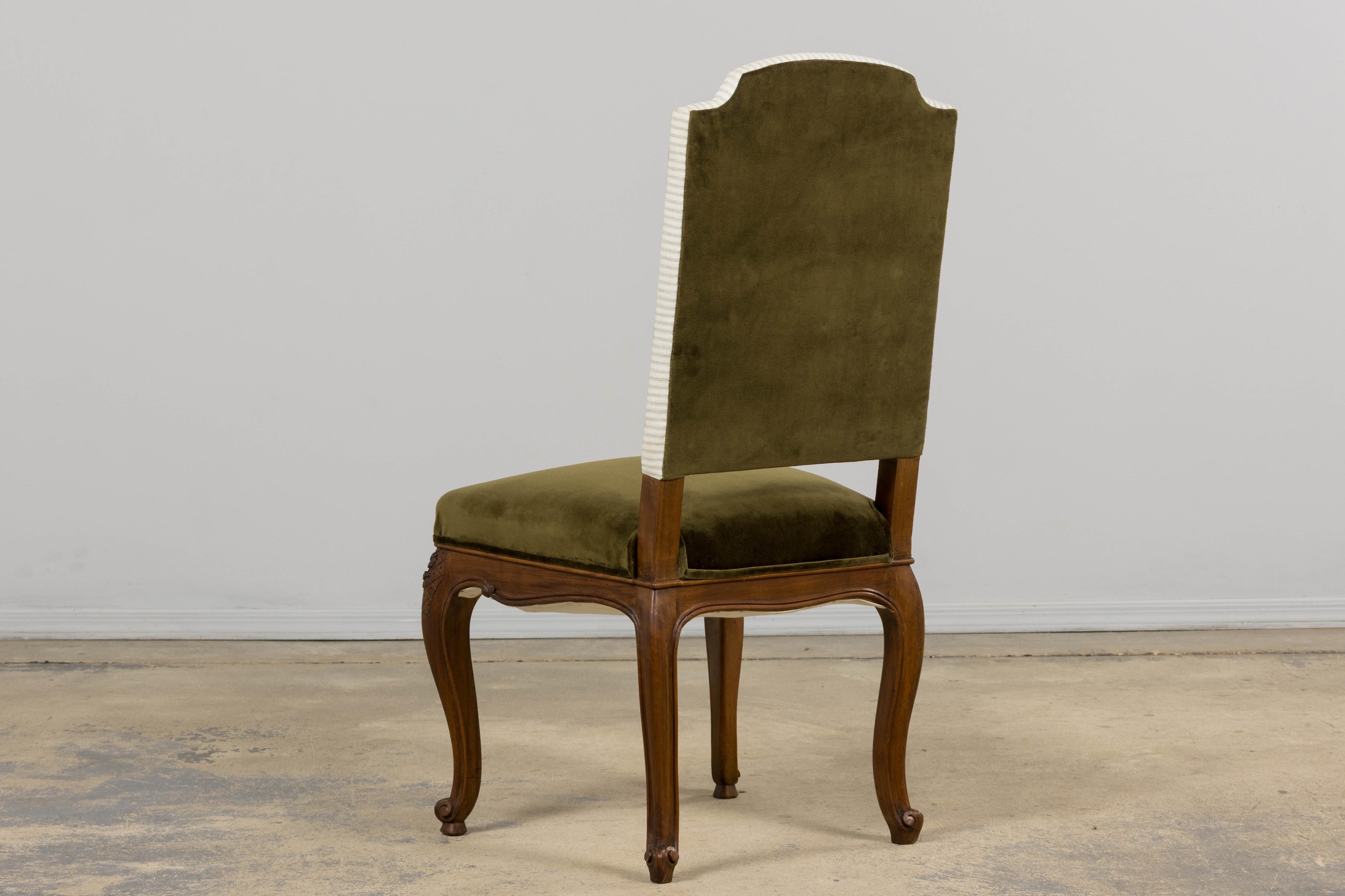 Sedie da pranzo francesi in stile Luigi XV in legno di noce e velluto verde oliva - Set di 8 sedie in vendita 8