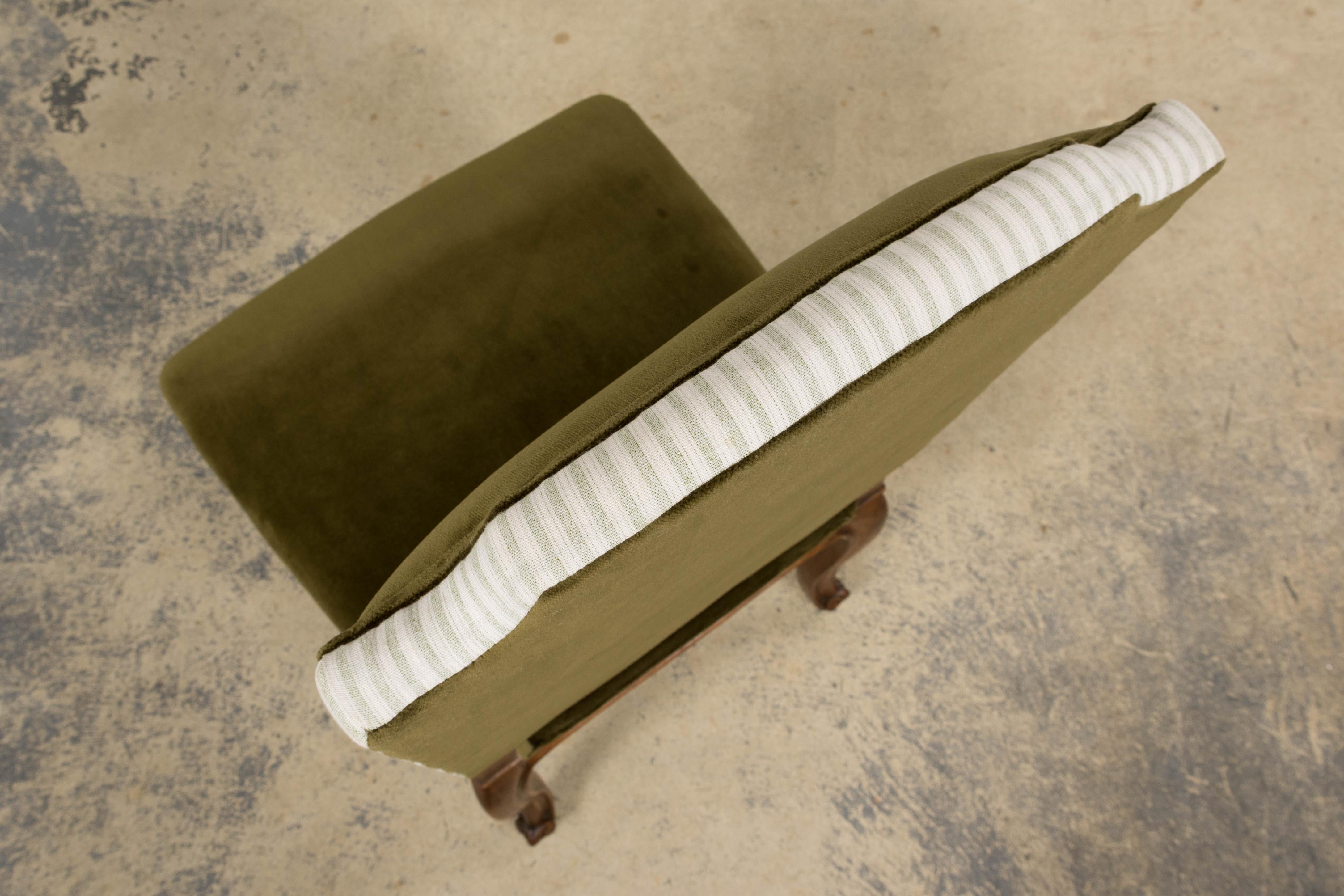 Sedie da pranzo francesi in stile Luigi XV in legno di noce e velluto verde oliva - Set di 8 sedie in vendita 9