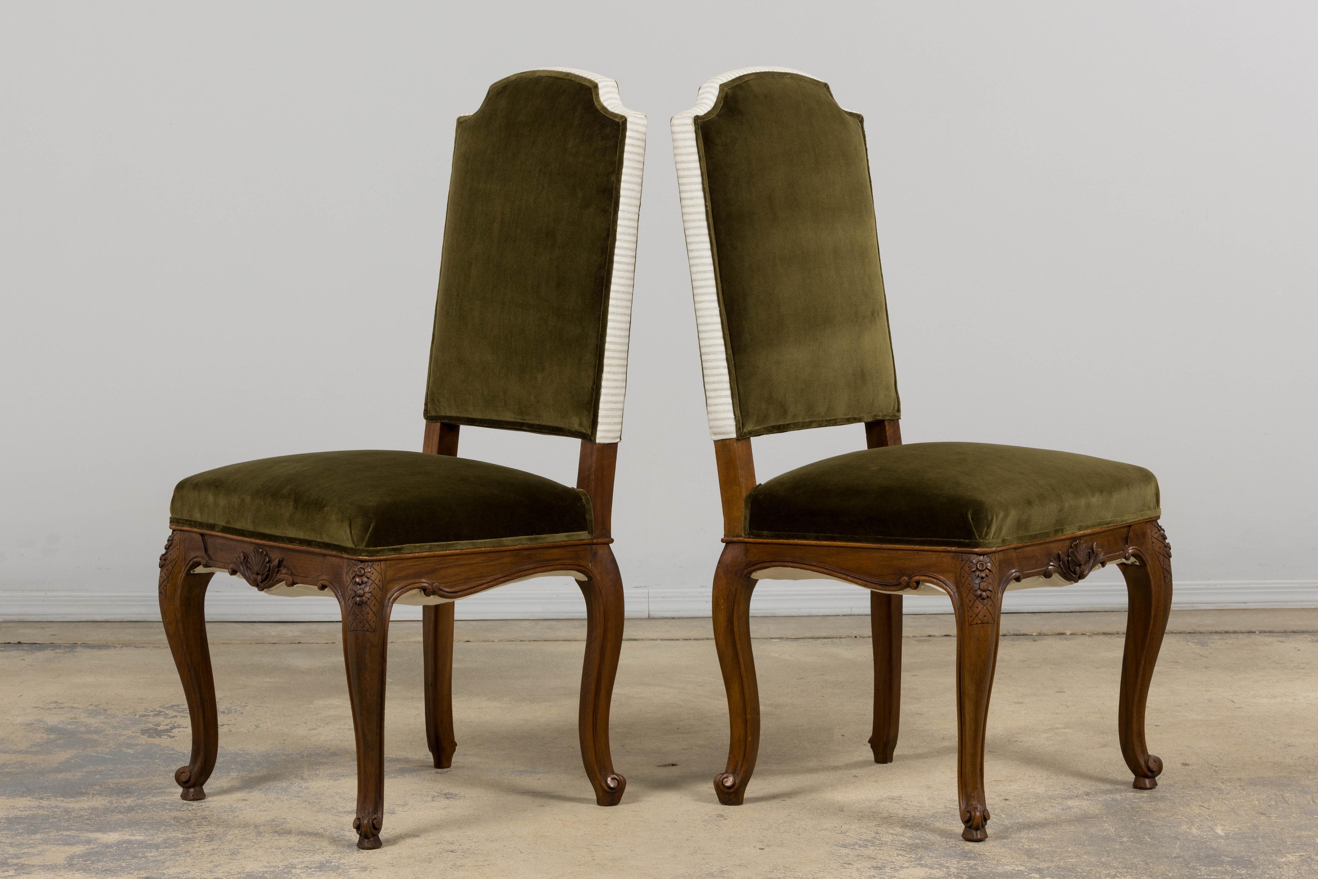Sedie da pranzo francesi in stile Luigi XV in legno di noce e velluto verde oliva - Set di 8 sedie in vendita 12