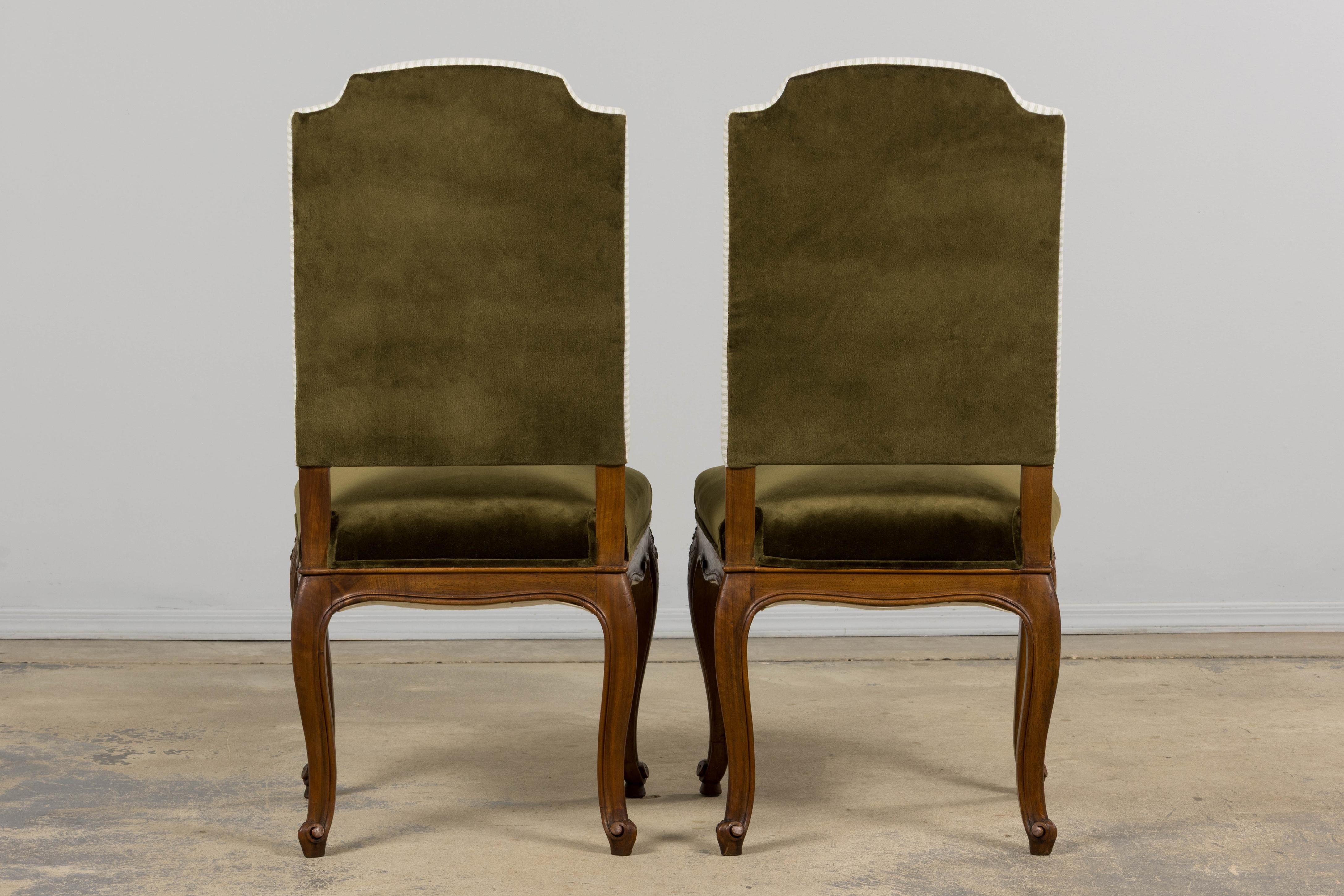 Sedie da pranzo francesi in stile Luigi XV in legno di noce e velluto verde oliva - Set di 8 sedie in vendita 13