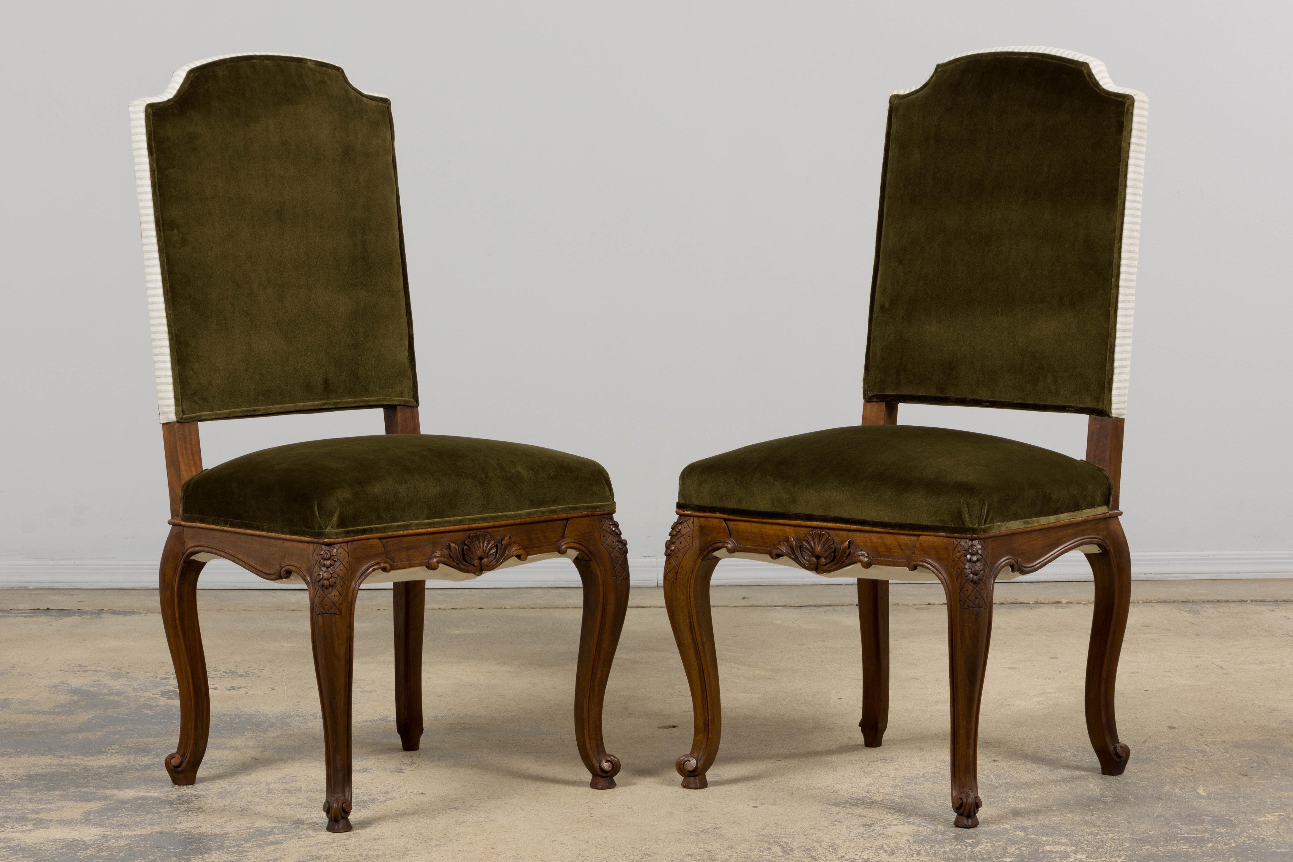 XX secolo Sedie da pranzo francesi in stile Luigi XV in legno di noce e velluto verde oliva - Set di 8 sedie in vendita