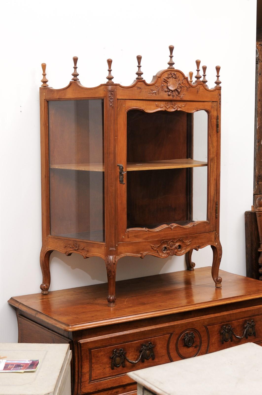 French Louis XV Style Walnut Display Cabinet with Carved Musical Instruments In Good Condition For Sale In Atlanta, GA