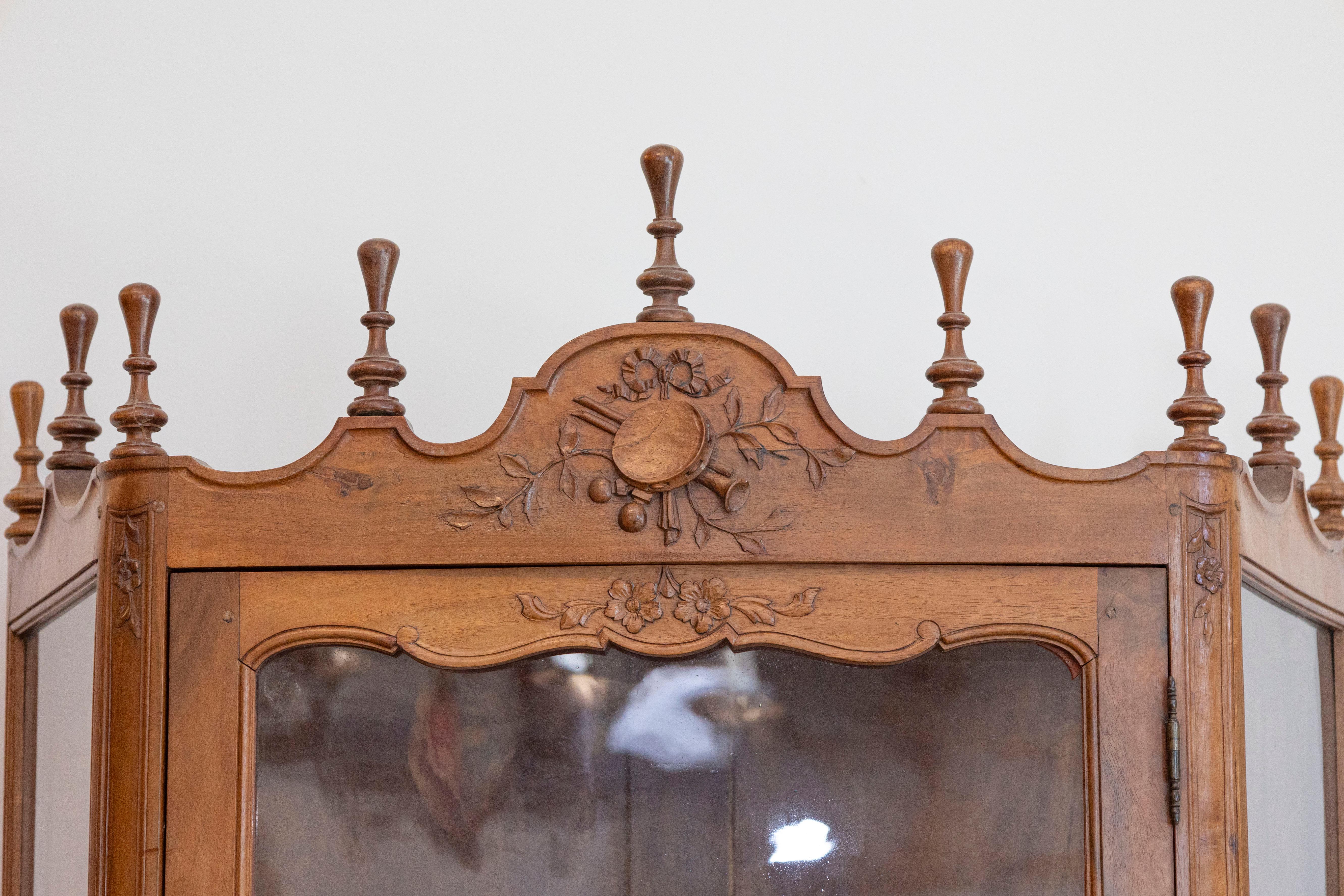 French Louis XV Style Walnut Display Cabinet with Carved Musical Instruments In Good Condition For Sale In Atlanta, GA