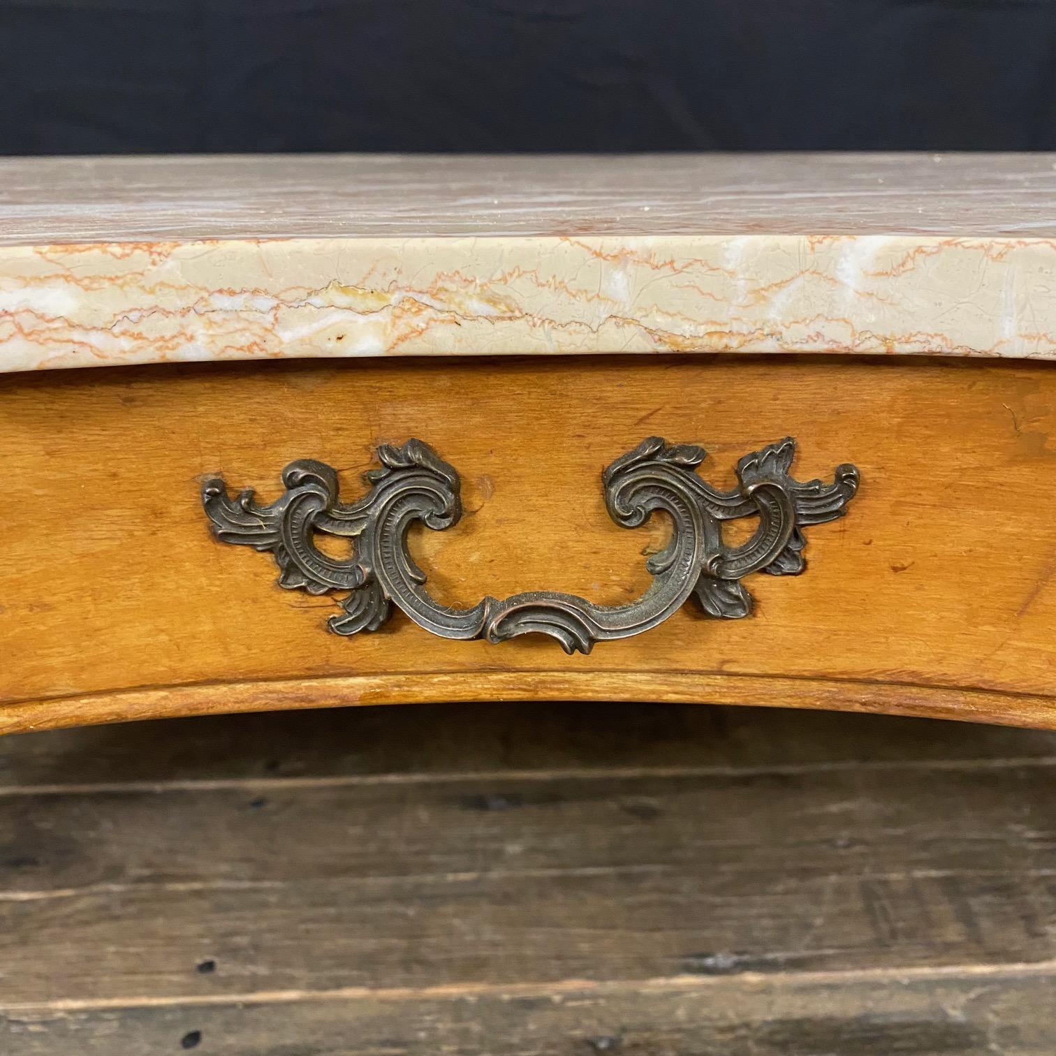 Ein sehr schöner Couchtisch im französischen Stil Louis XV aus Nussbaum und Marmor. Der Tisch steht auf feinen Cabriole-Beinen. Kleine falsche Schublade auf der Vorder- und Rückseite. Oben ist die schöne originale, dicke, fein geformte, mit