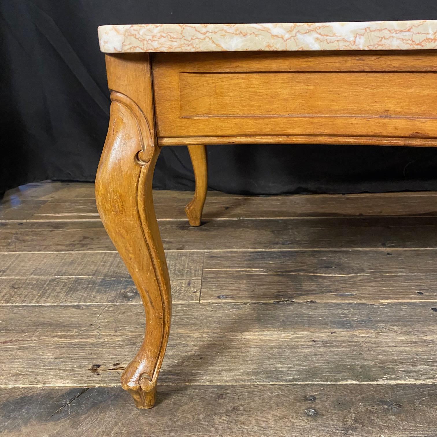 Französischer Couchtisch im Louis XV-Stil mit Nussbaum- und Marmorplatte und einer Schublade (amerikanisch) im Angebot