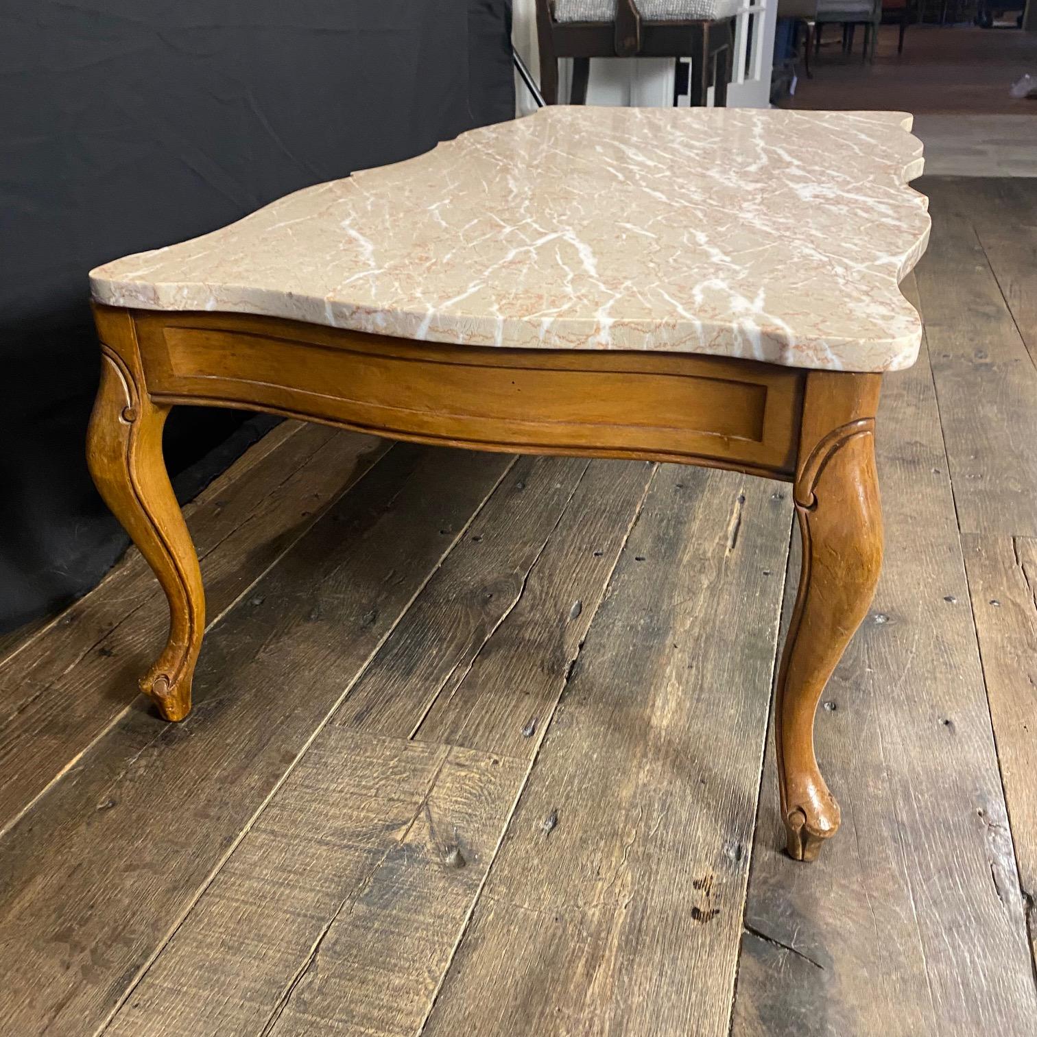 Französischer Couchtisch im Louis XV-Stil mit Nussbaum- und Marmorplatte und einer Schublade im Angebot 3