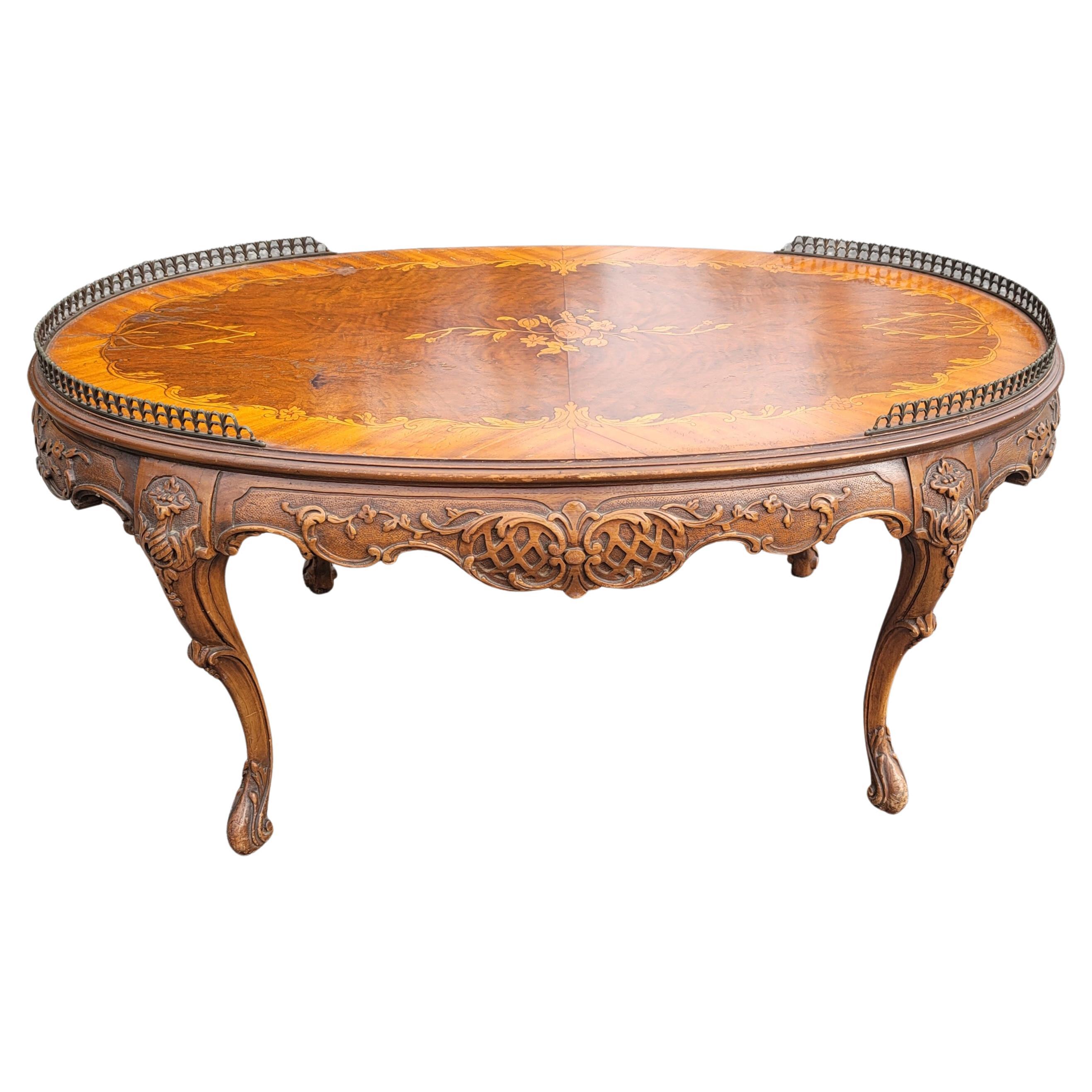 Table basse française Louis XV en marqueterie de noyer et galerie avec plateau en verre de protection