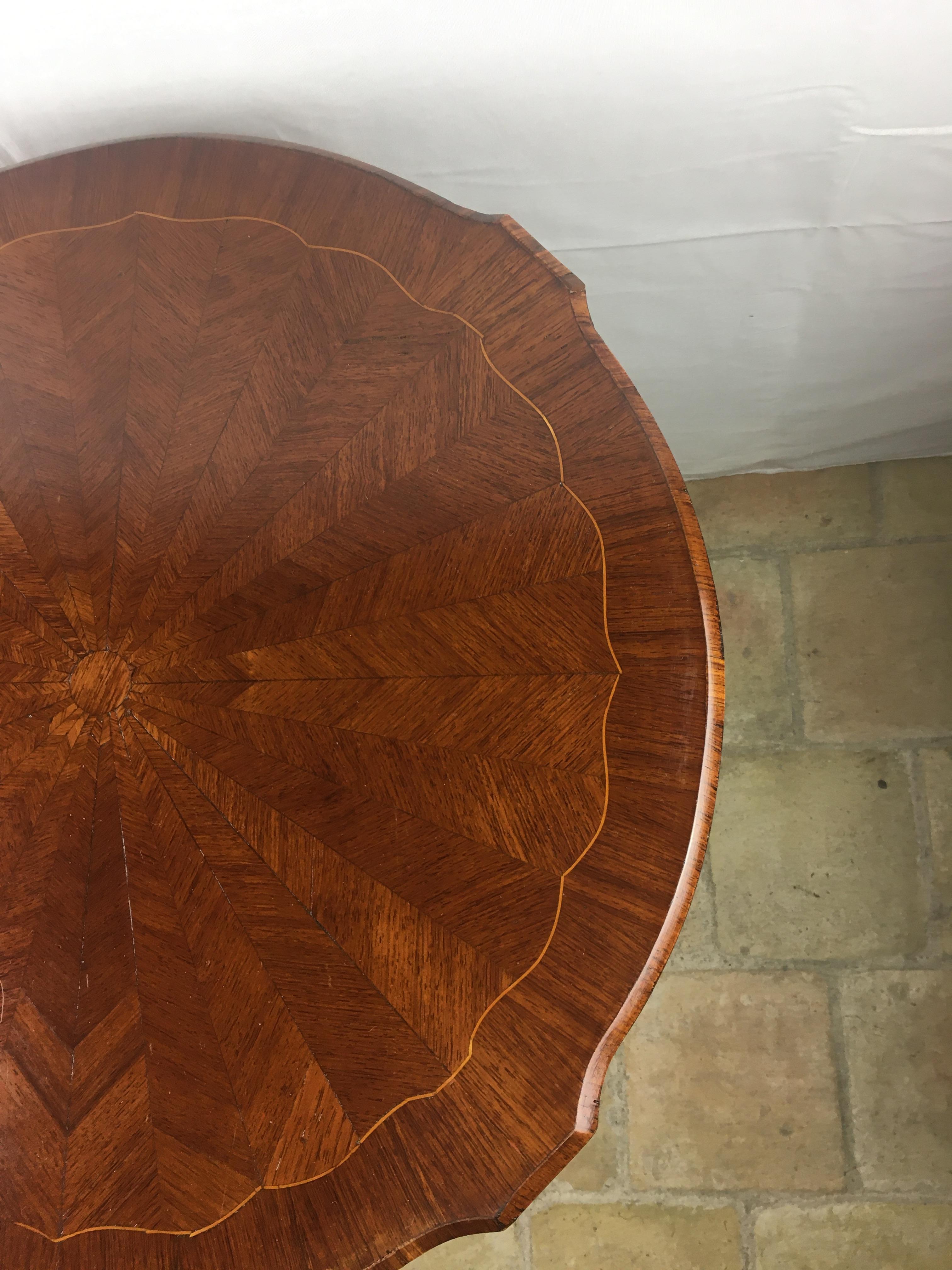 French Louis XV Style Walnut Marquetry End, Side or Cocktail Table In Good Condition For Sale In Miami, FL