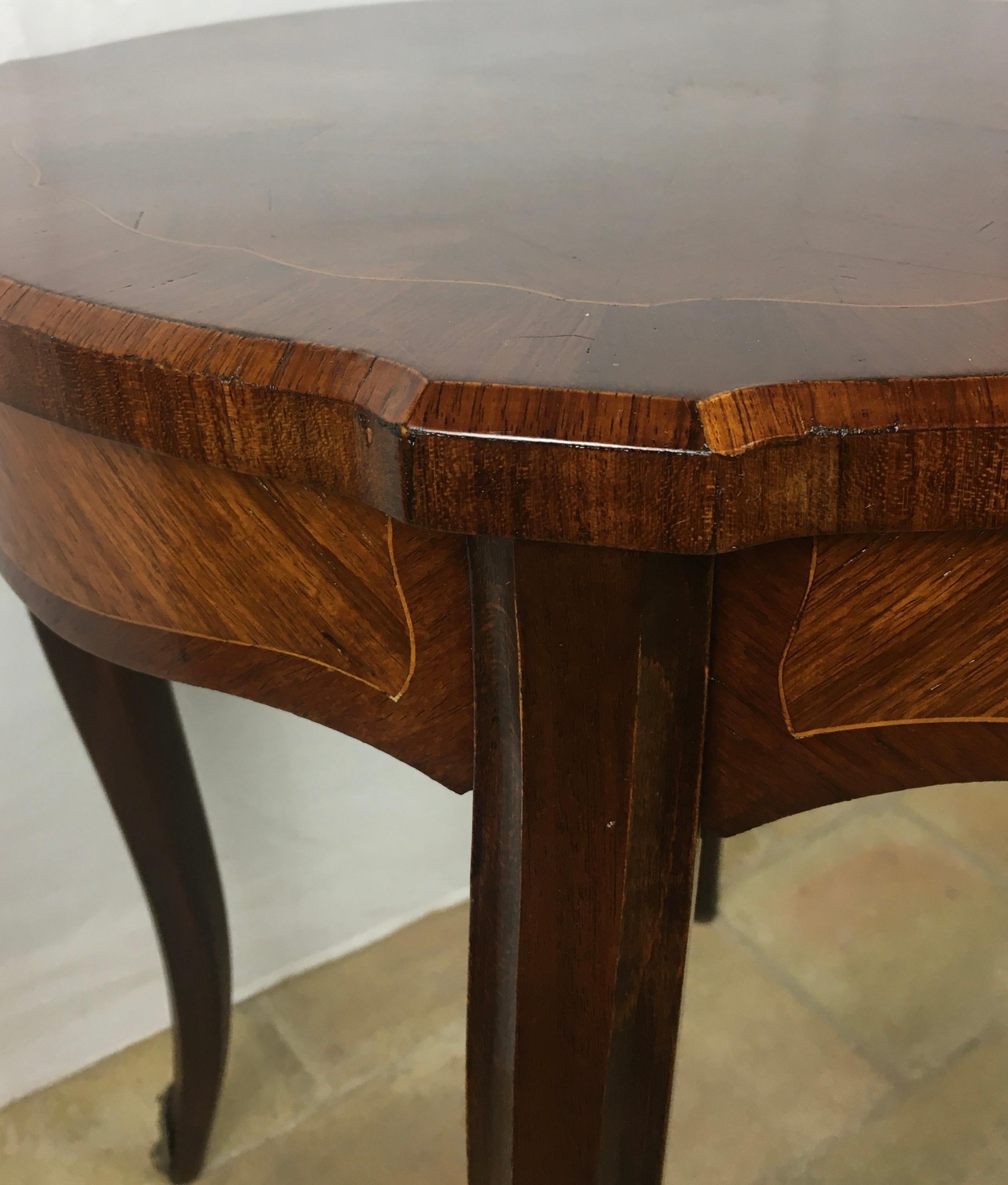 French Louis XV Style Walnut Marquetry End, Side or Cocktail Table For Sale 1