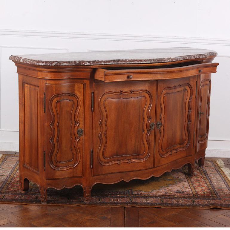 French Louis XV Style Walnut Serpentine Buffet Sideboard In Good Condition In Vancouver, British Columbia