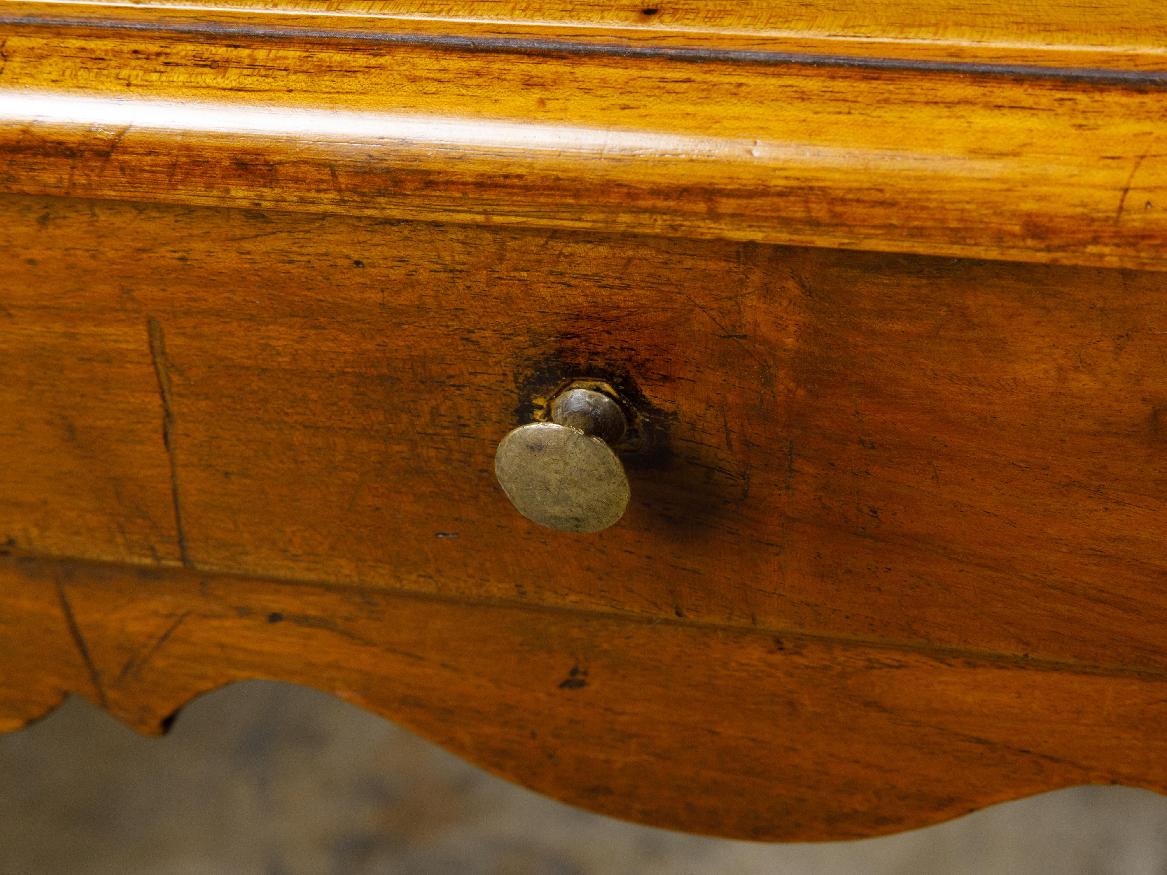 Sculpté Table d'appoint française de style Louis XV avec tablier festonné et un seul tiroir en vente