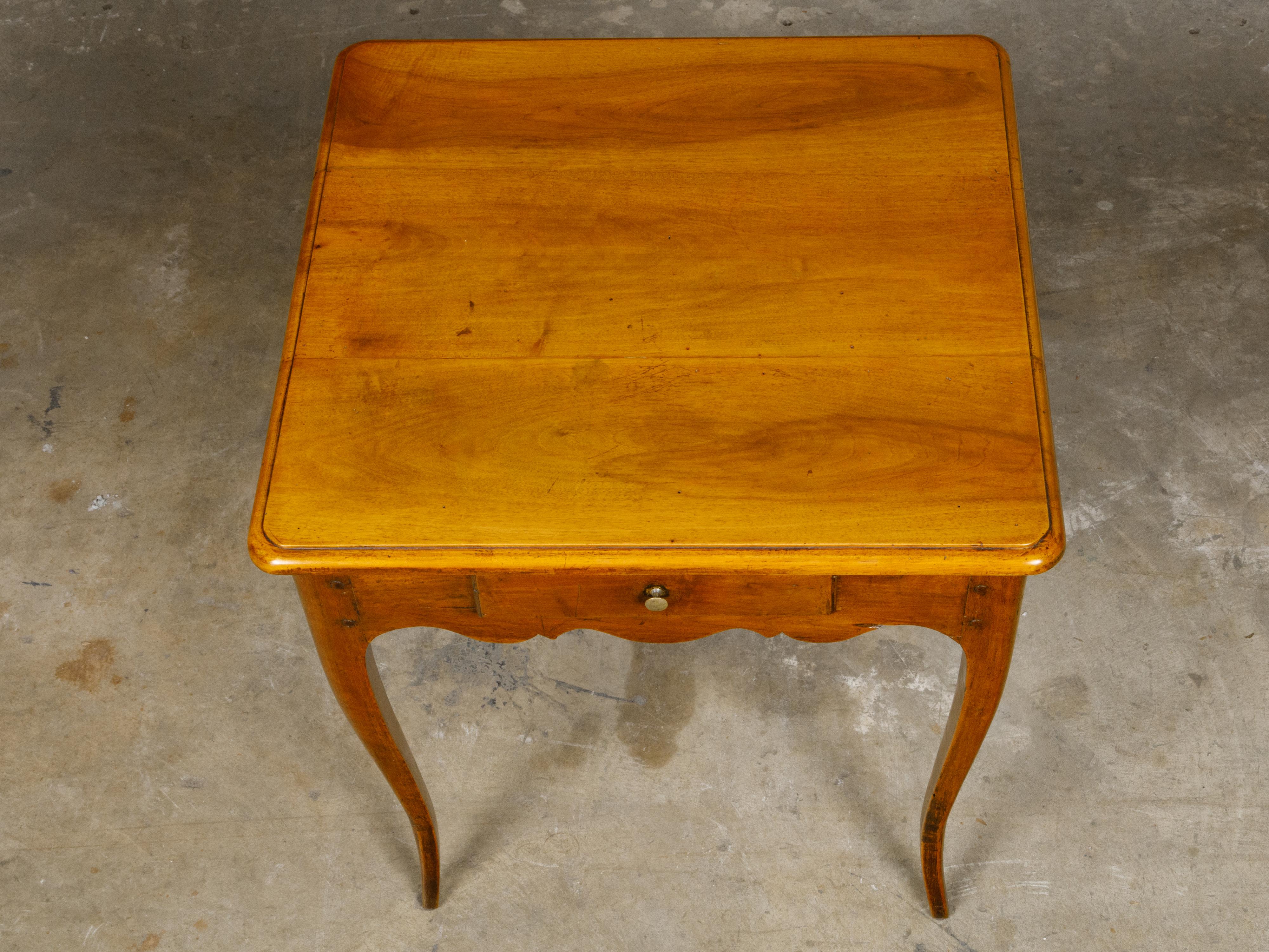 French Louis XV Style Walnut Side table with Scalloped Apron and Single Drawer For Sale 2