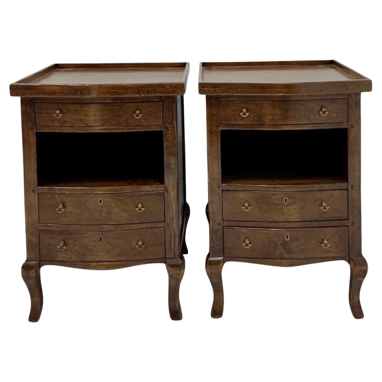 Il s'agit d'une paire de tables d'appoint en noyer de style Louis XV. Ils sont dotés de pieds cabriolet, d'un tiroir au-dessus de l'espace ouvert et de deux tiroirs supplémentaires. Ils sont également construits en queue d'aronde. Il s'agit de