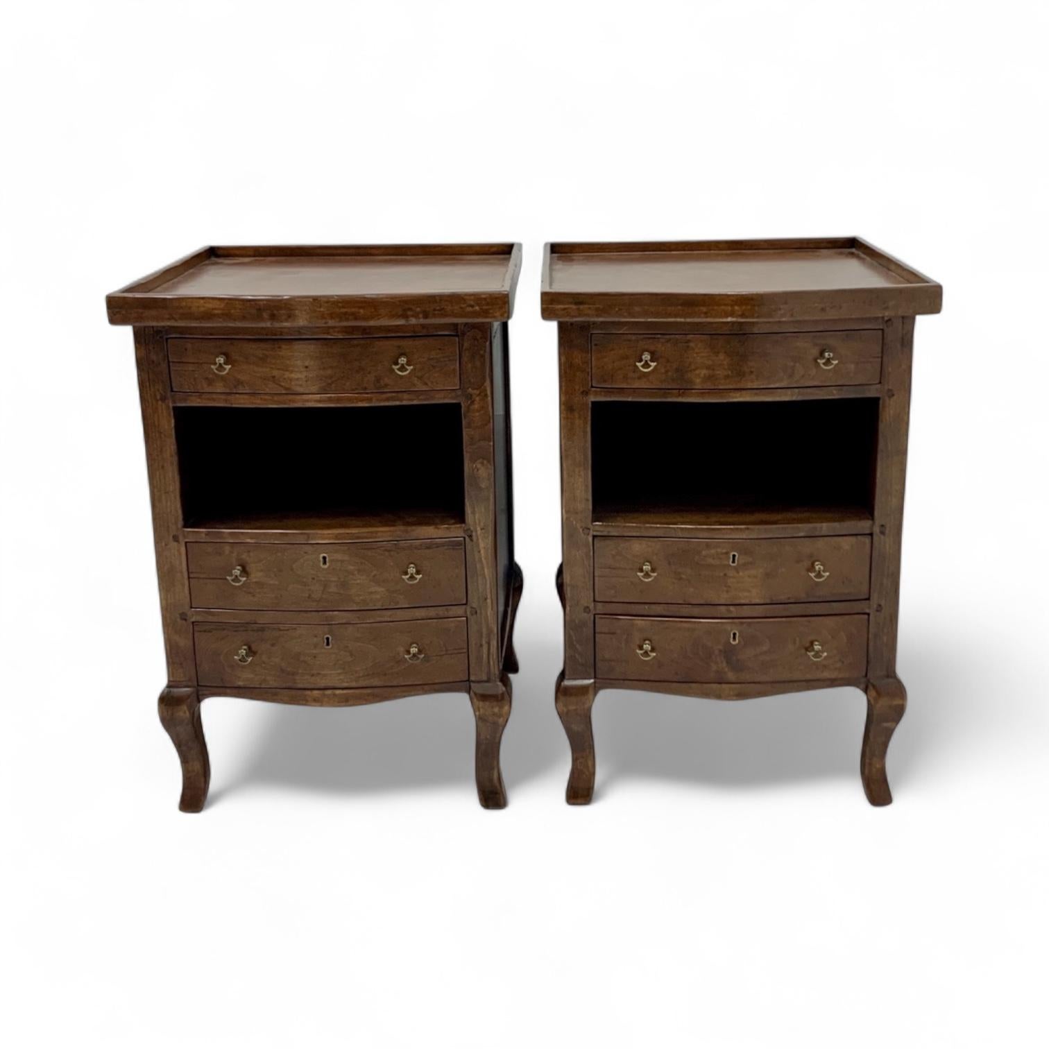 Français Tables d'appoint / coffres en noyer de style Louis XV - Paire en vente