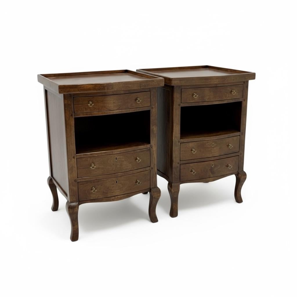 Tables d'appoint / coffres en noyer de style Louis XV - Paire Bon �état - En vente à Kennesaw, GA