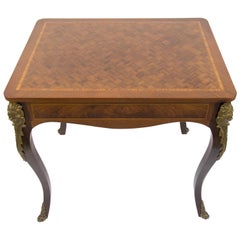 Mesa francesa de nogal estilo Luis XV con monturas de bronce, años 30
