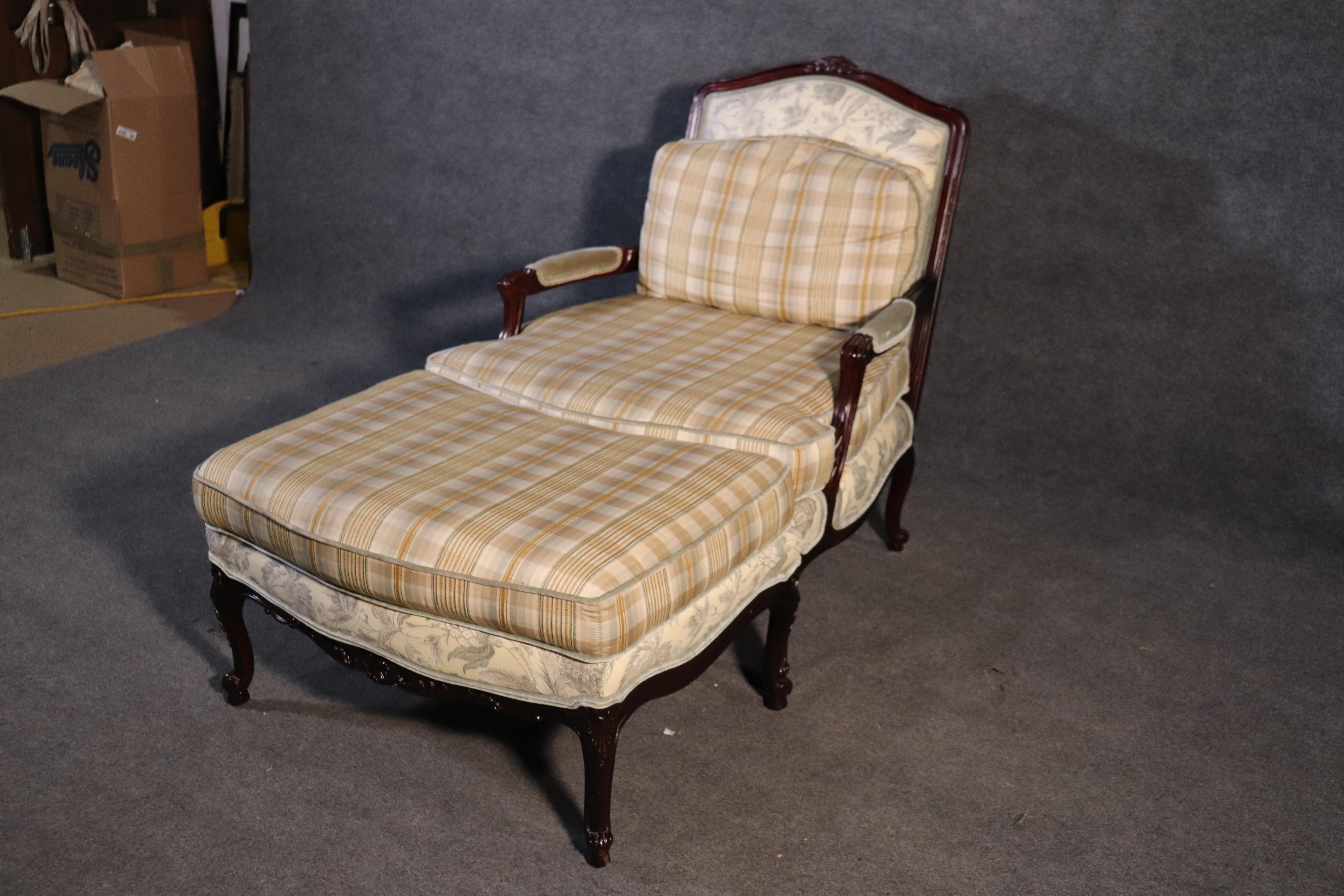 French Louis XV Style Walnut Taylor King Bergère Chair and Ottoman Toile Gingham In Good Condition In Swedesboro, NJ