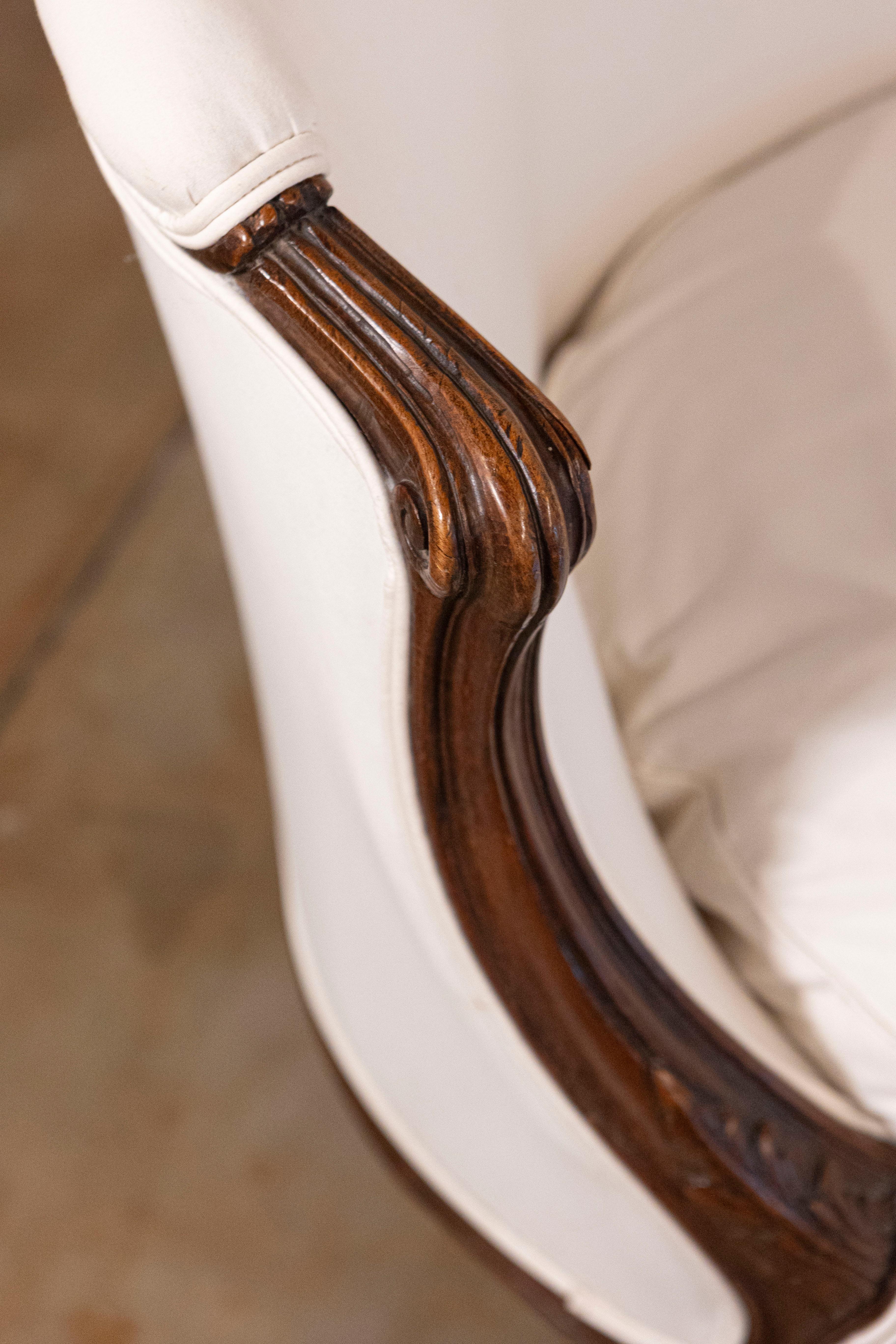Intagliato Canapè francese imbottito in noce in stile Luigi XV con schienale avvolgente, circa 1850 in vendita