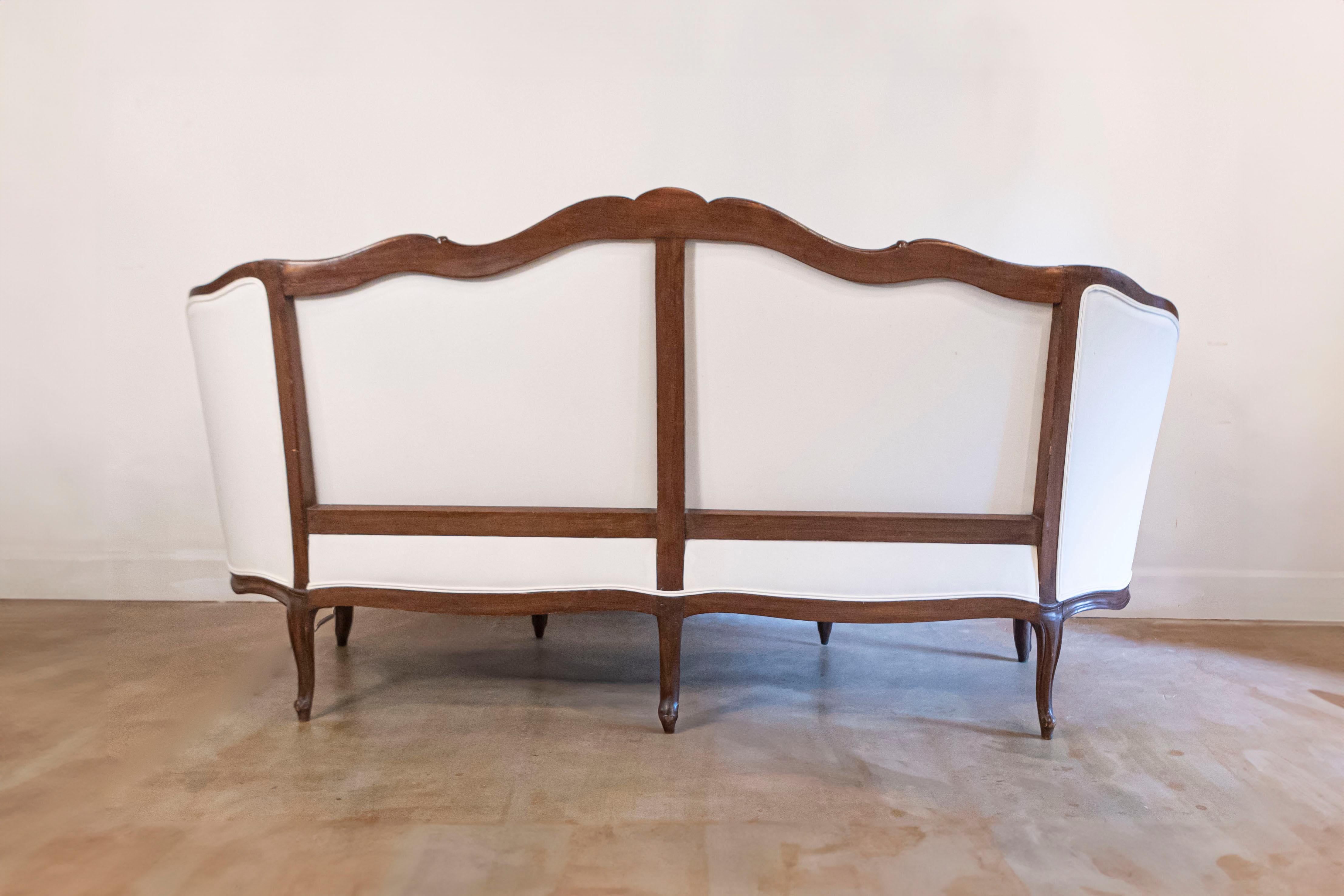 Tappezzeria Canapè francese imbottito in noce in stile Luigi XV con schienale avvolgente, circa 1850 in vendita