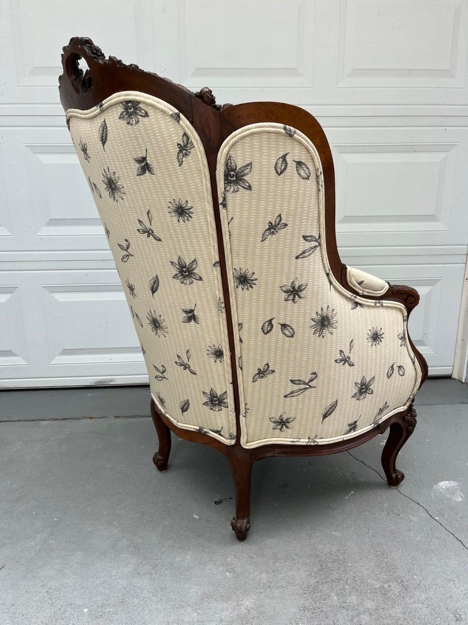 French Louis XV Style Walnut Wingback Bergere Chair, Early 20th Century In Good Condition For Sale In Vero Beach, FL