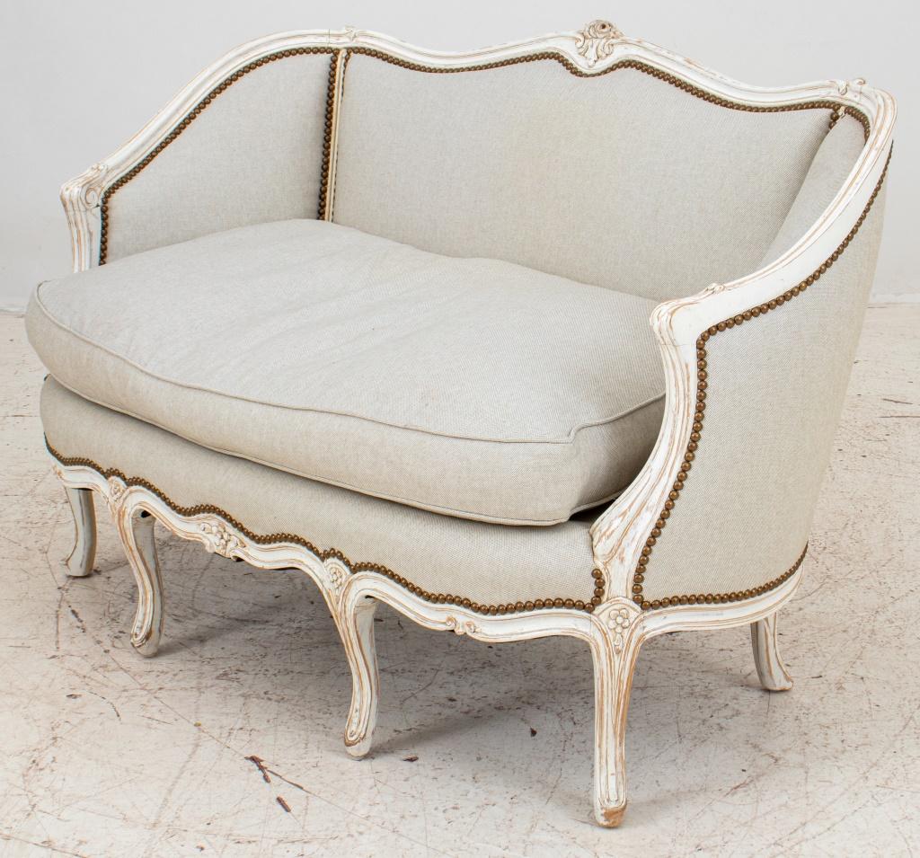 French Louis XV style white painted wood banquette or sofa raised on cabriole legs, upholstered in light gray. 32.5