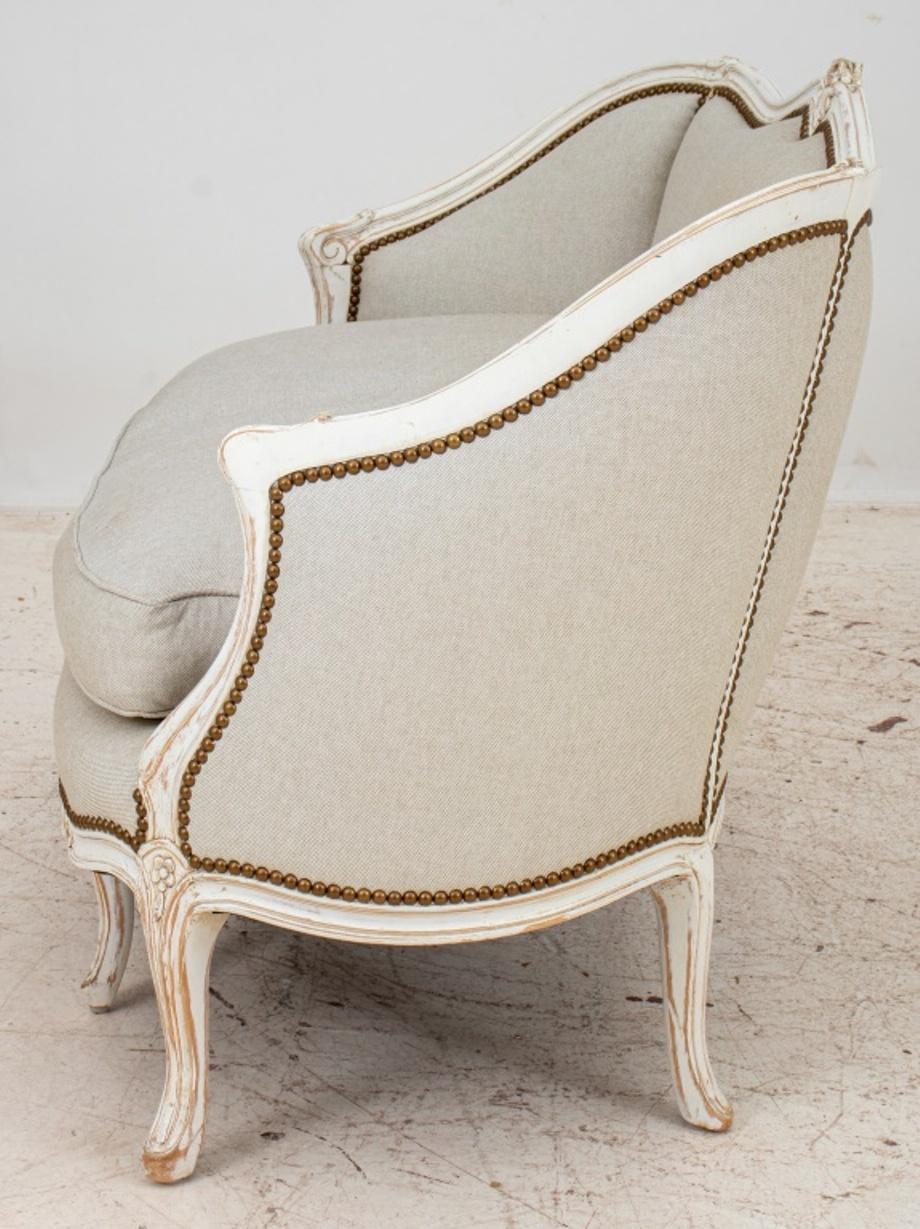 French Louis XV Style White Painted Settee In Good Condition In New York, NY