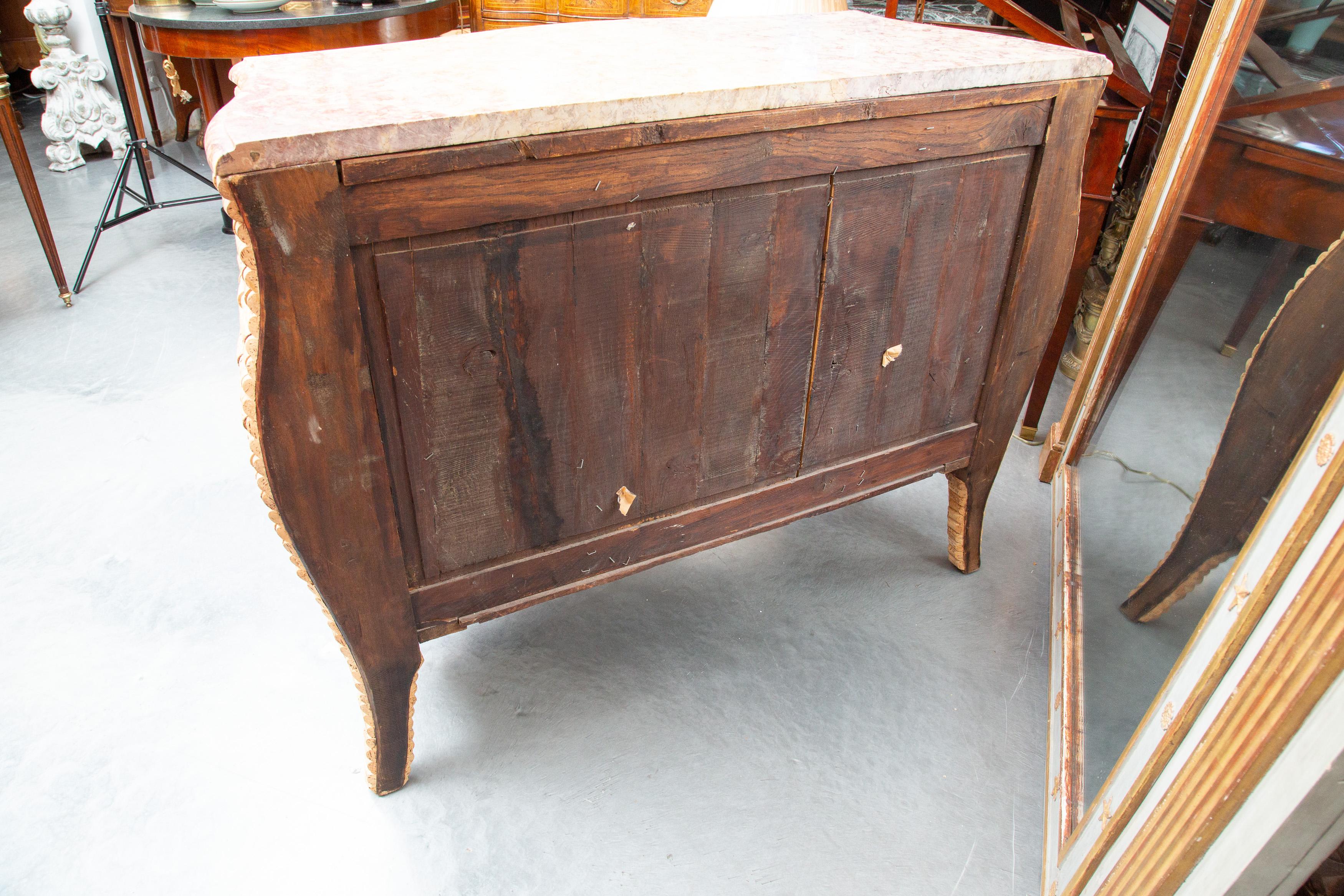 French Louis XV Style Wine Cork-Veneered Marble Top Commode In Good Condition For Sale In WEST PALM BEACH, FL