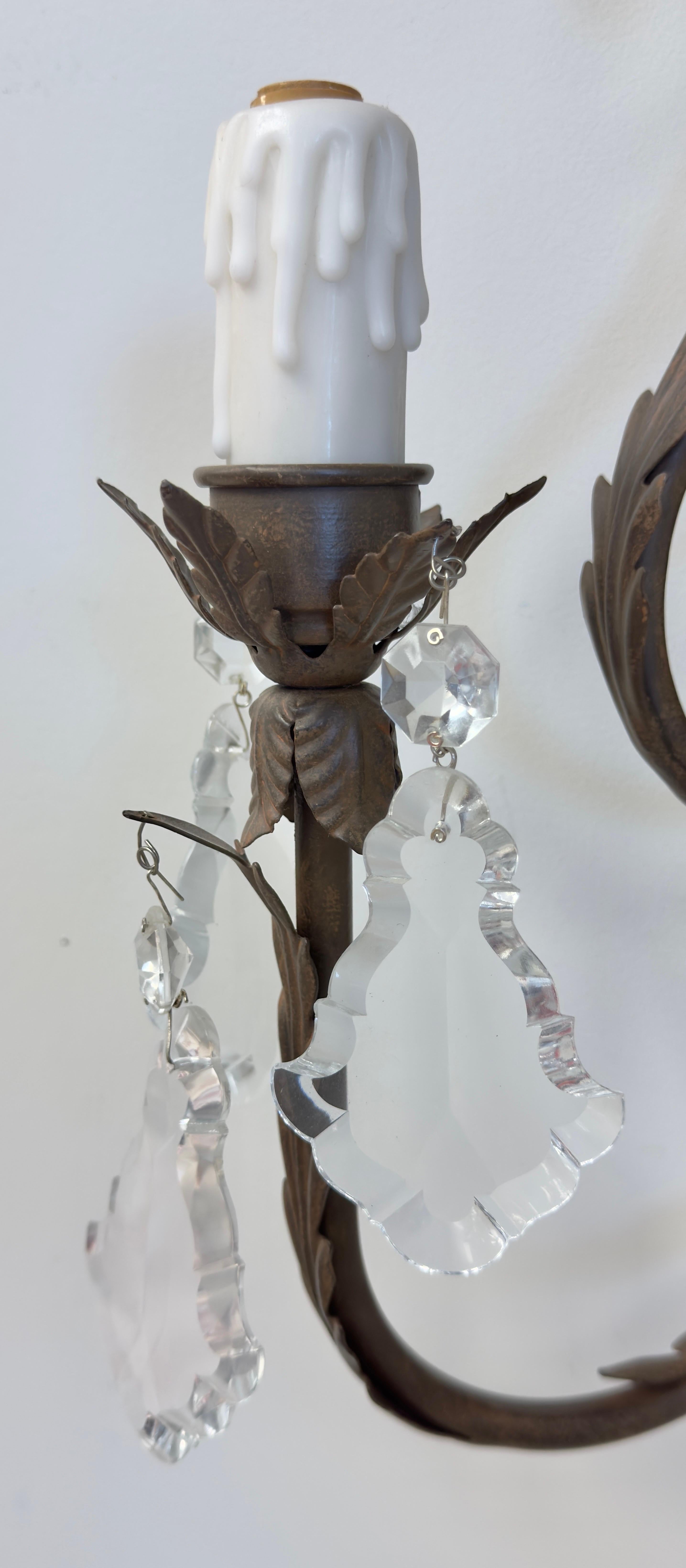 Applique a due bracci in ferro battuto e cristallo in stile Luigi XV, una coppia in vendita 5