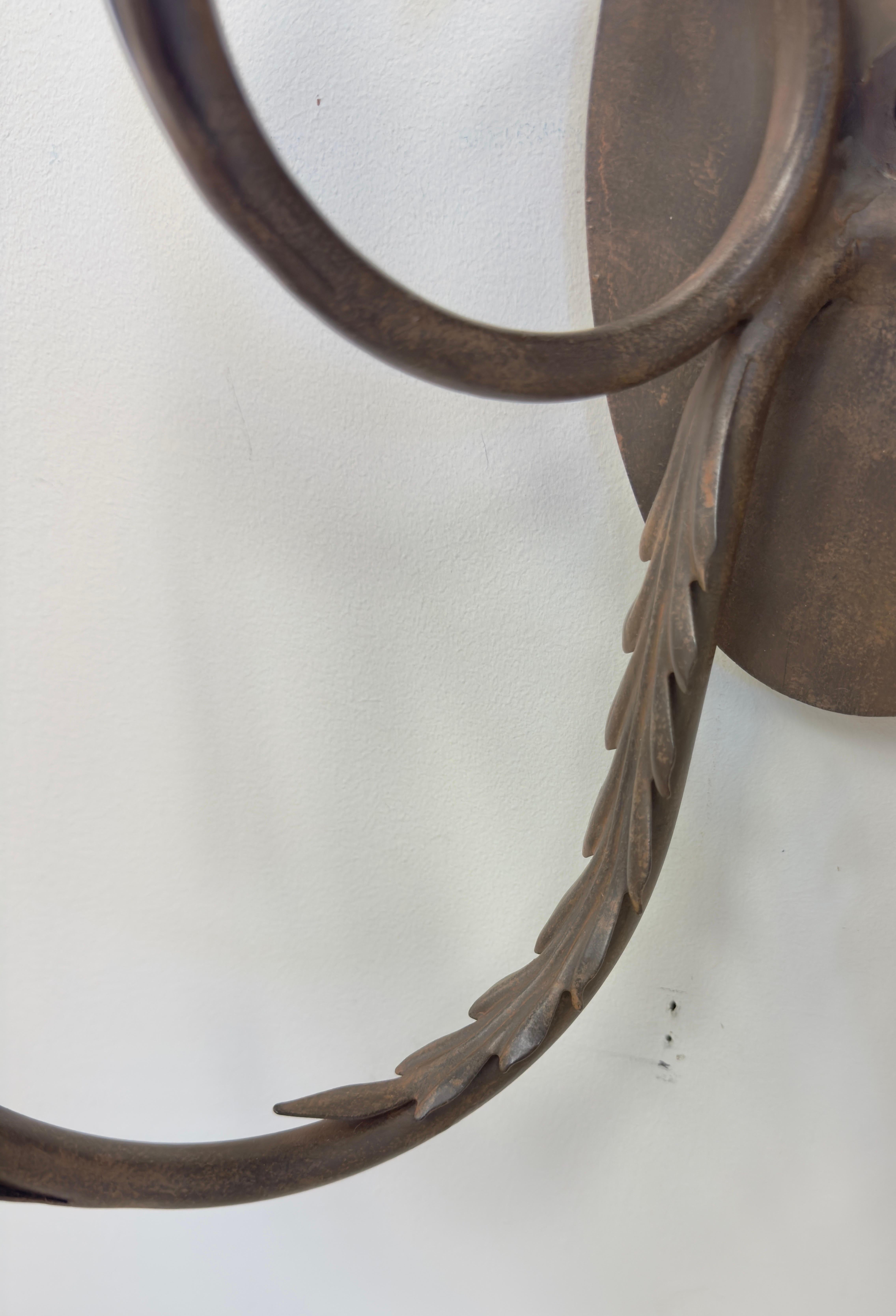 Applique a due bracci in ferro battuto e cristallo in stile Luigi XV, una coppia in vendita 7