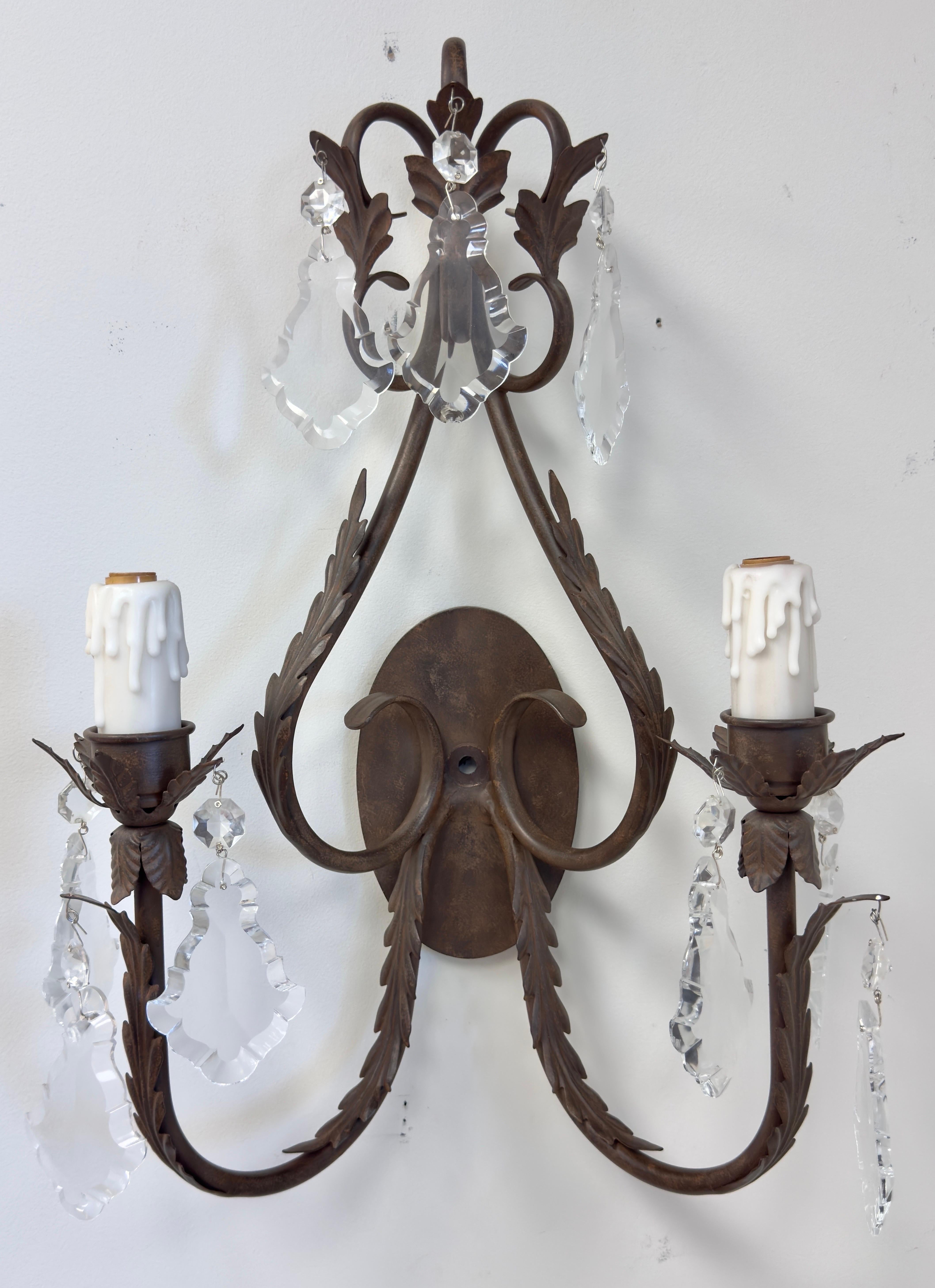 Una squisita coppia di applique francesi in stile Luigi XV. Forgiate in ferro battuto, queste appliques sono una testimonianza dell'arte e dell'abilità della tradizionale lavorazione del metallo francese.

Ogni applique è caratterizzata da un