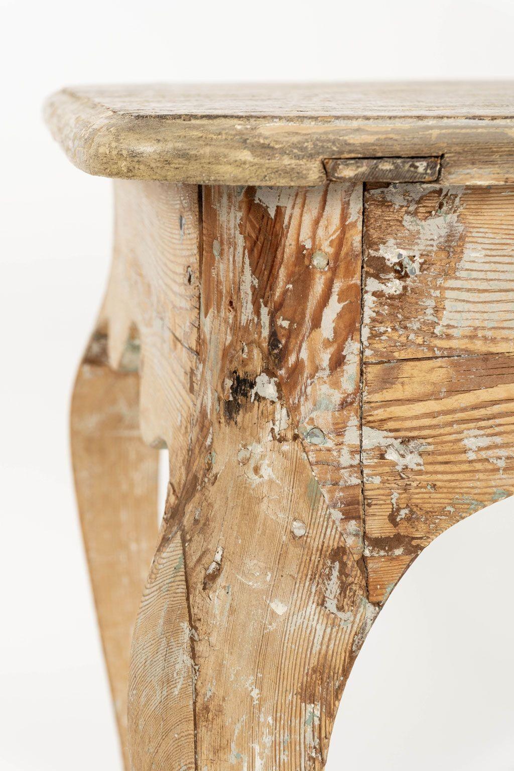 Table française Louis XV avec traces de peinture ancienne.