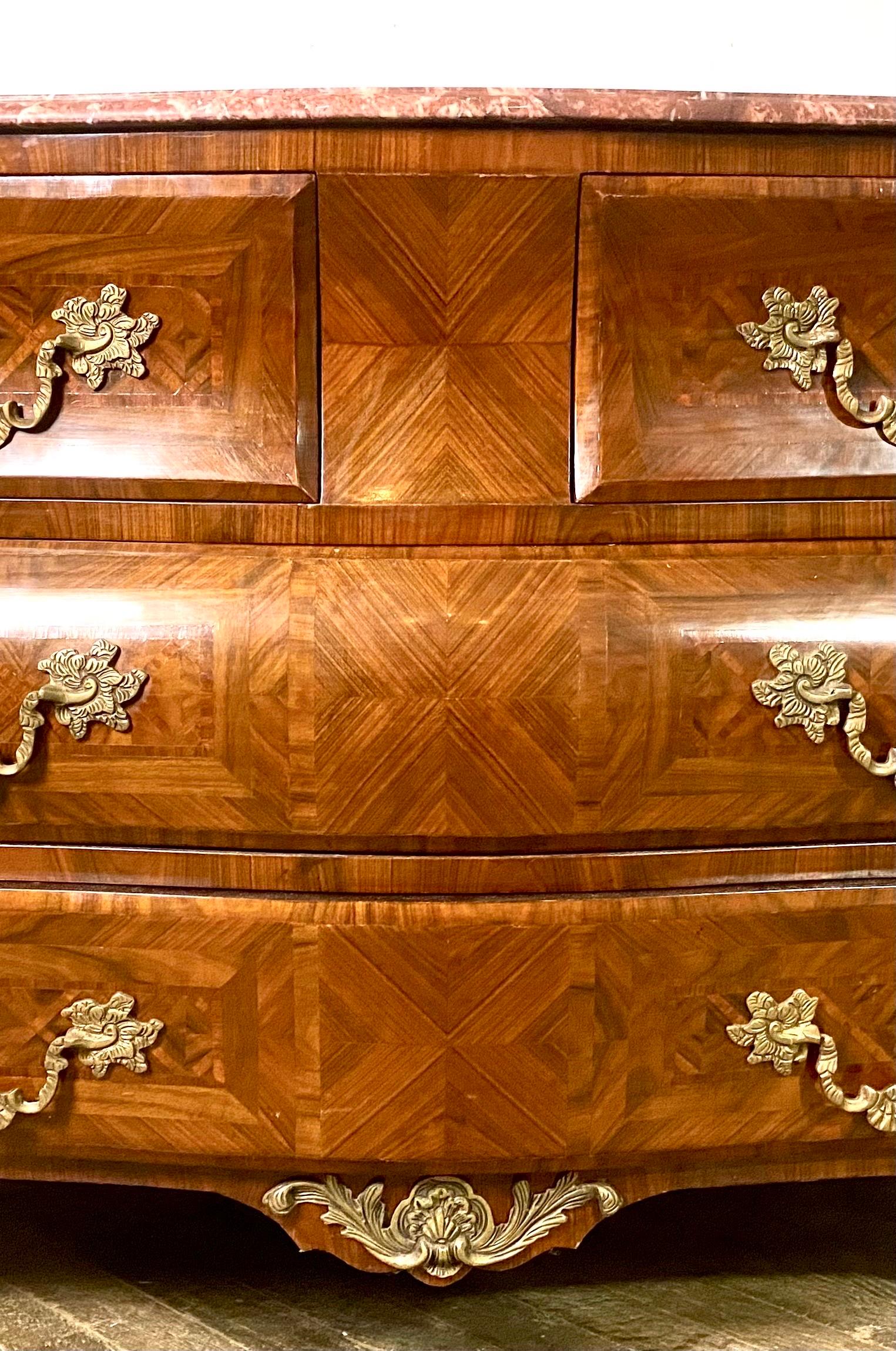 Francese Commode tombale francese Luigi XV intarsiato in marmo rosso e bronzo - Francia in vendita