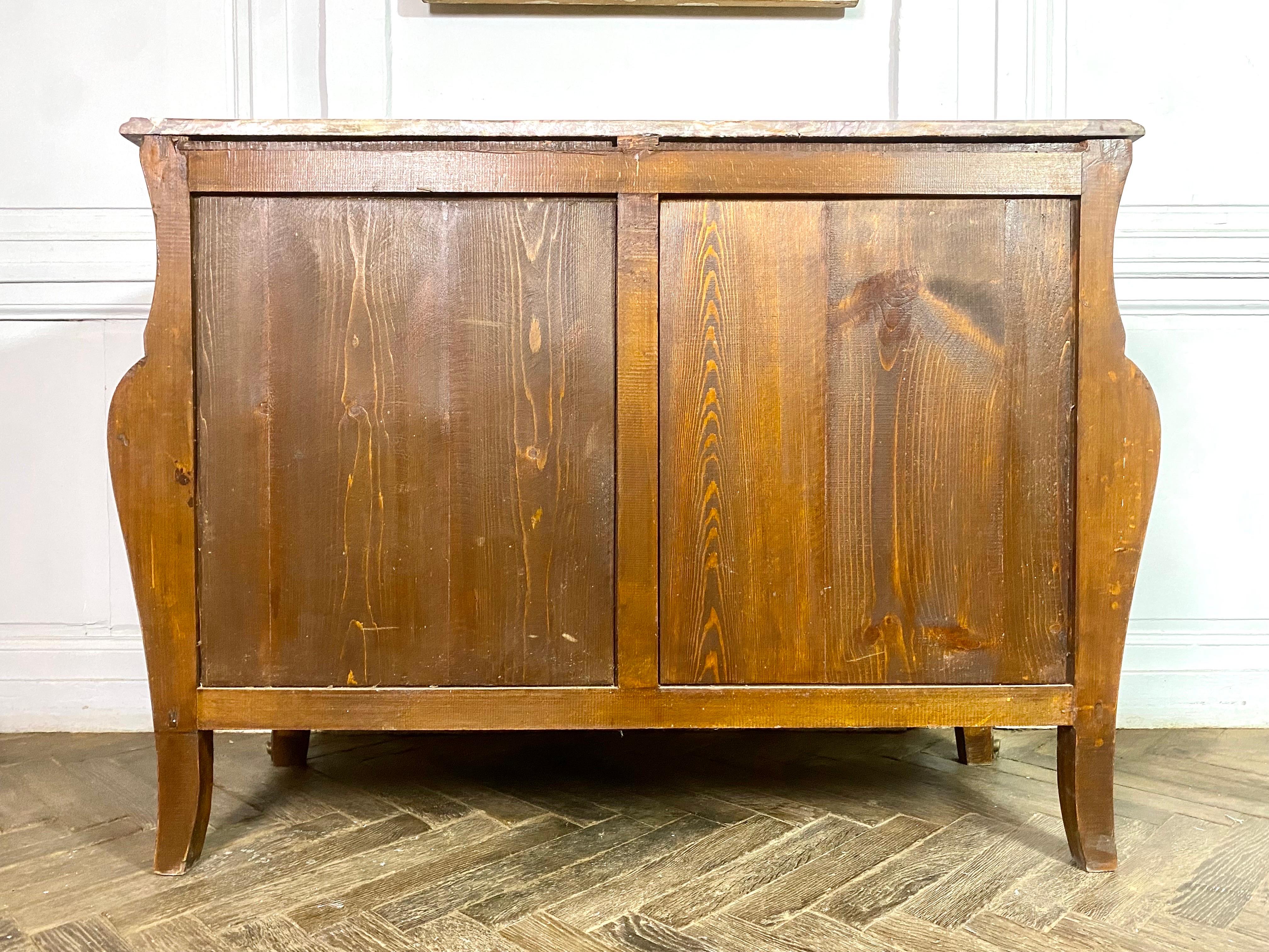 Commode tombale francese Luigi XV intarsiato in marmo rosso e bronzo - Francia In condizioni buone in vendita a Beuzevillette, FR