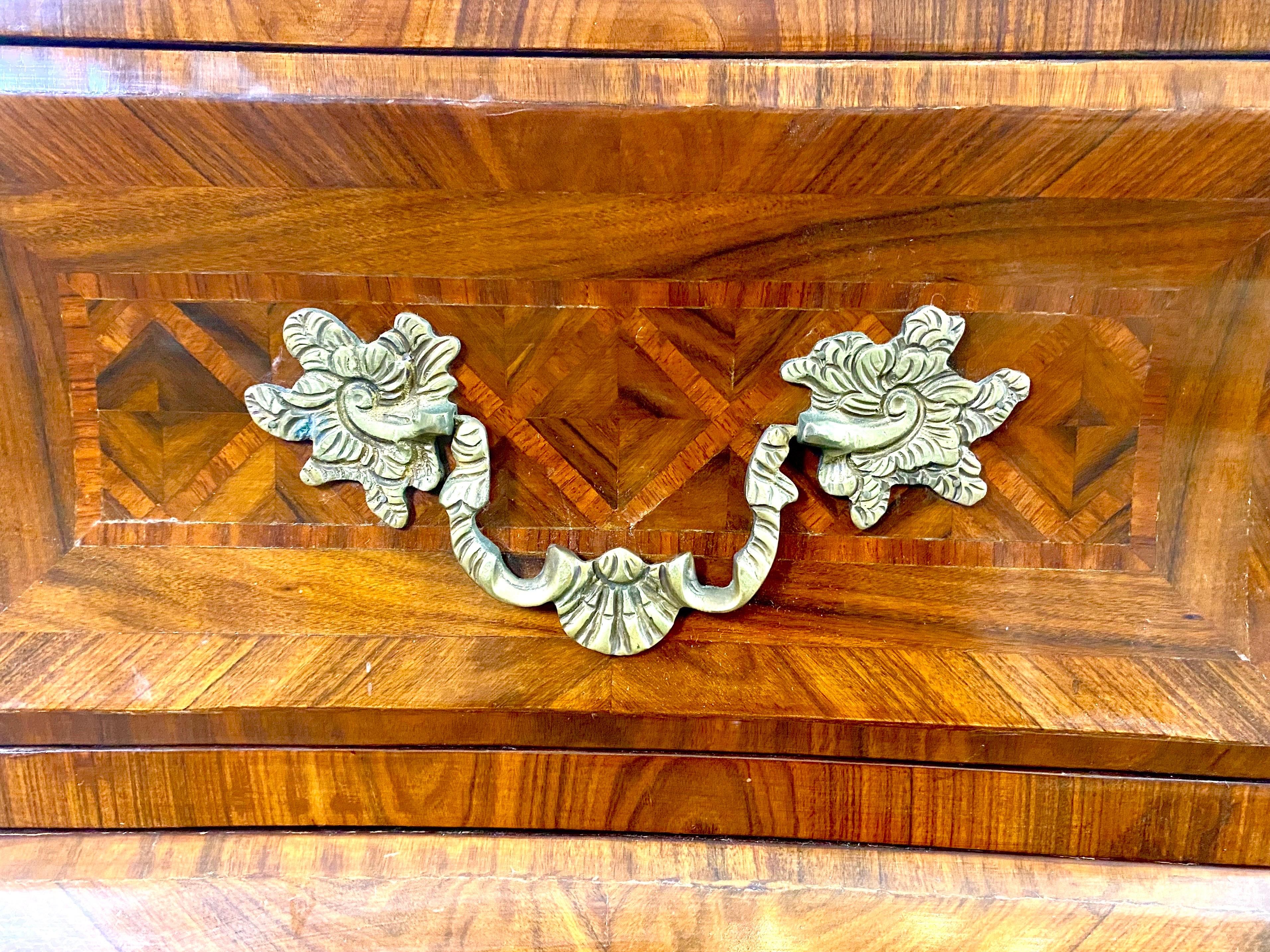 XX secolo Commode tombale francese Luigi XV intarsiato in marmo rosso e bronzo - Francia in vendita