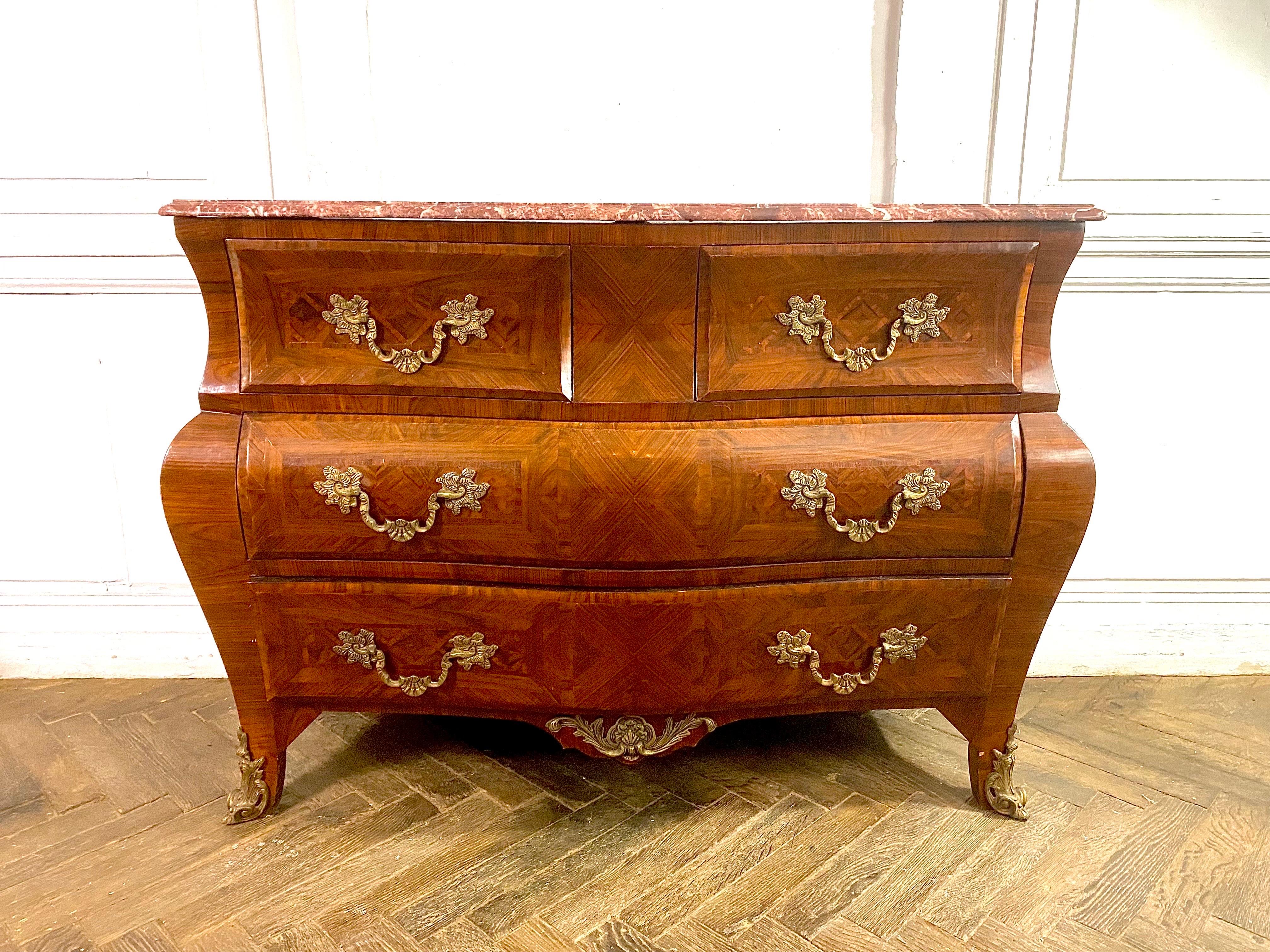 Marmo Commode tombale francese Luigi XV intarsiato in marmo rosso e bronzo - Francia in vendita