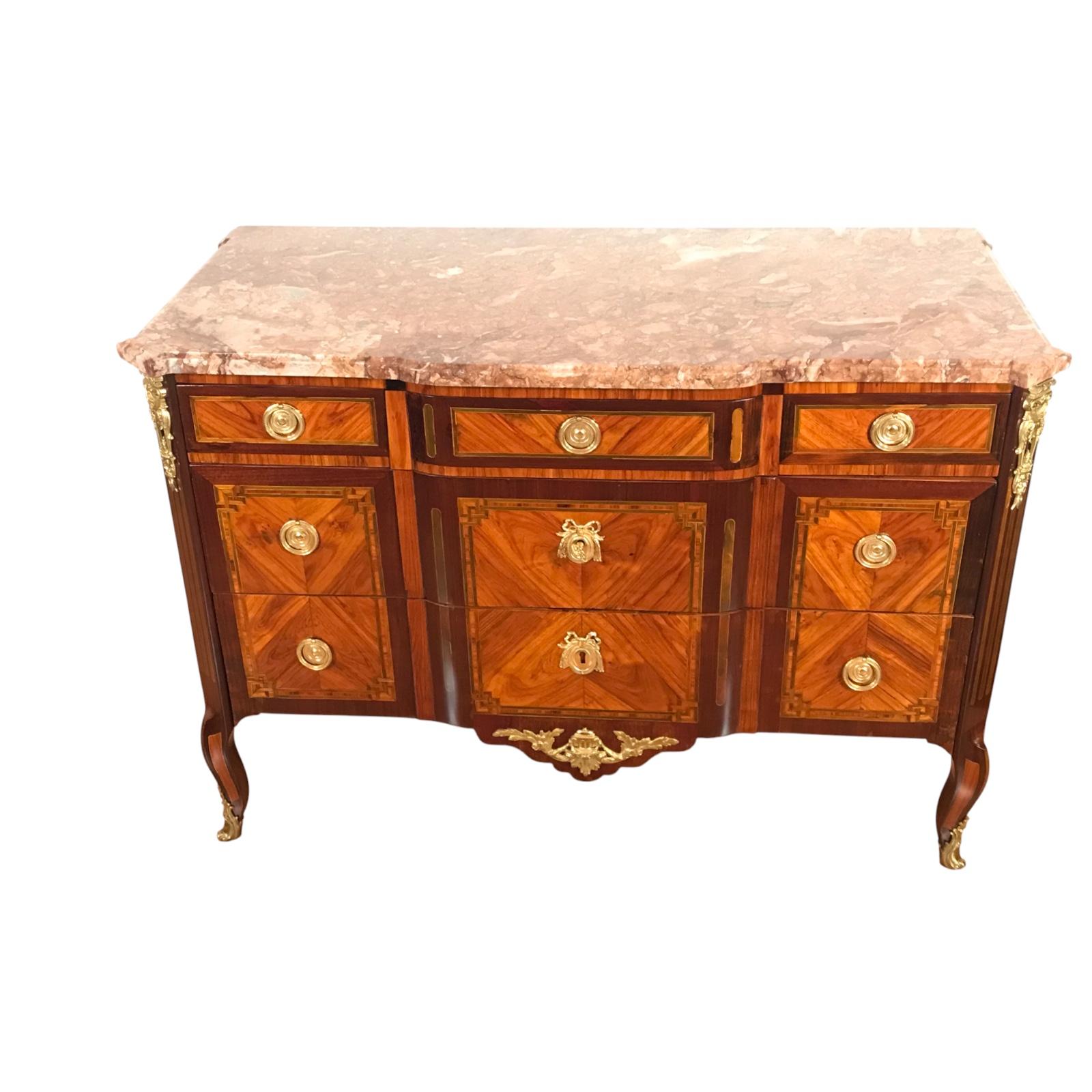 Commode de transition Louis XV, vers 1770-1780
Elégante commode de style Louis XV-Transition, datant des années 1770-1780. Elle comporte trois tiroirs spacieux reposant sur des pieds gracieusement galbés. Fabriqués en placage exquis de bois de