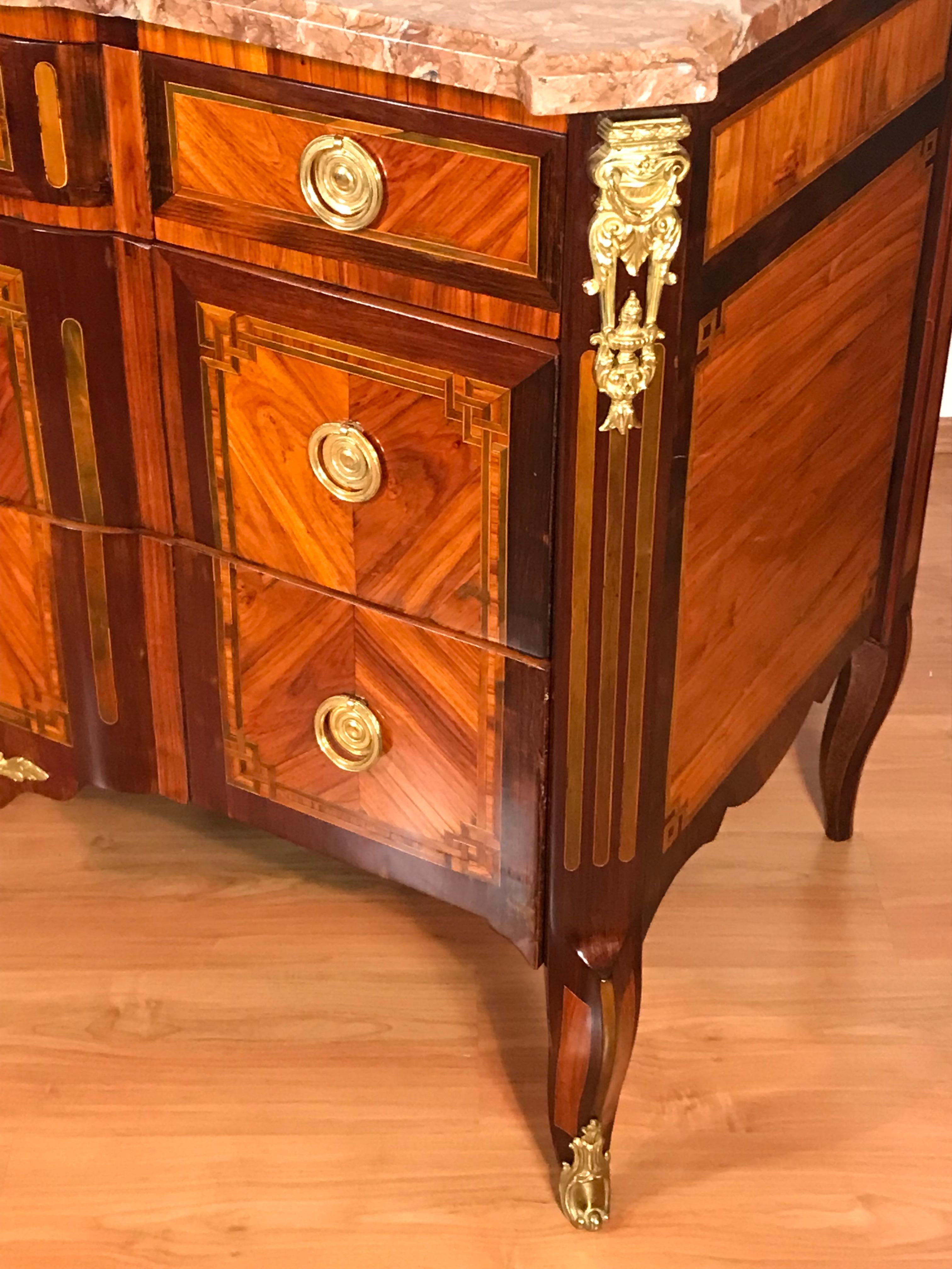 Marqueterie Commode de transition Louis XV, 1770-80 en vente