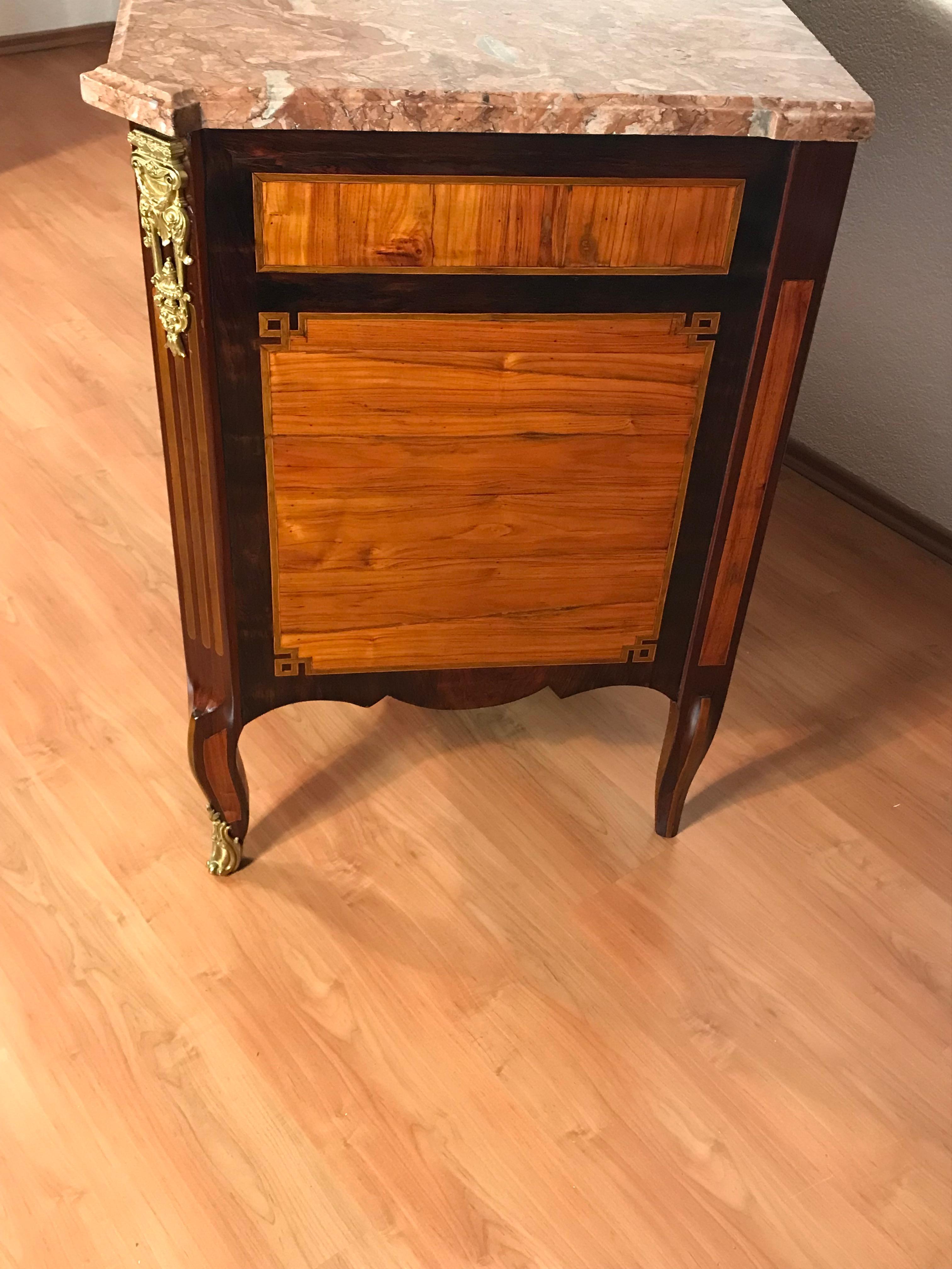 Marbre Commode de transition Louis XV, 1770-80 en vente