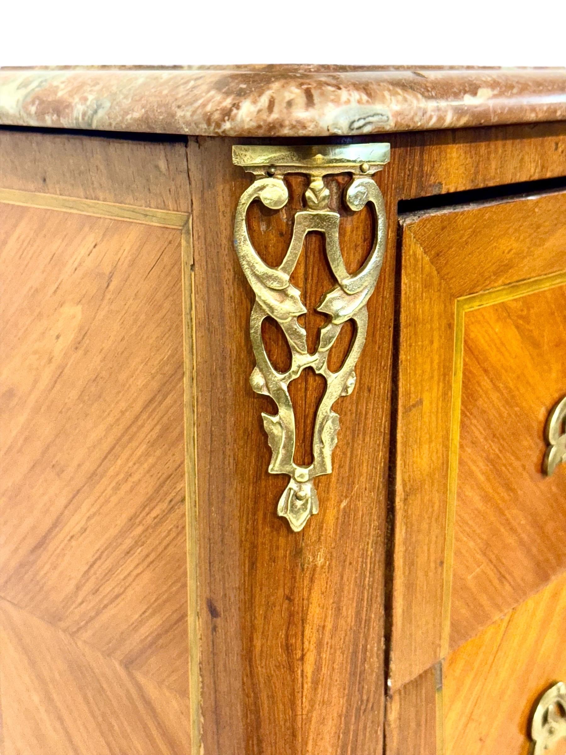 Commode sauteuse francese con piano in marmo di transizione Luigi XV, fine del XVIII secolo in vendita 3