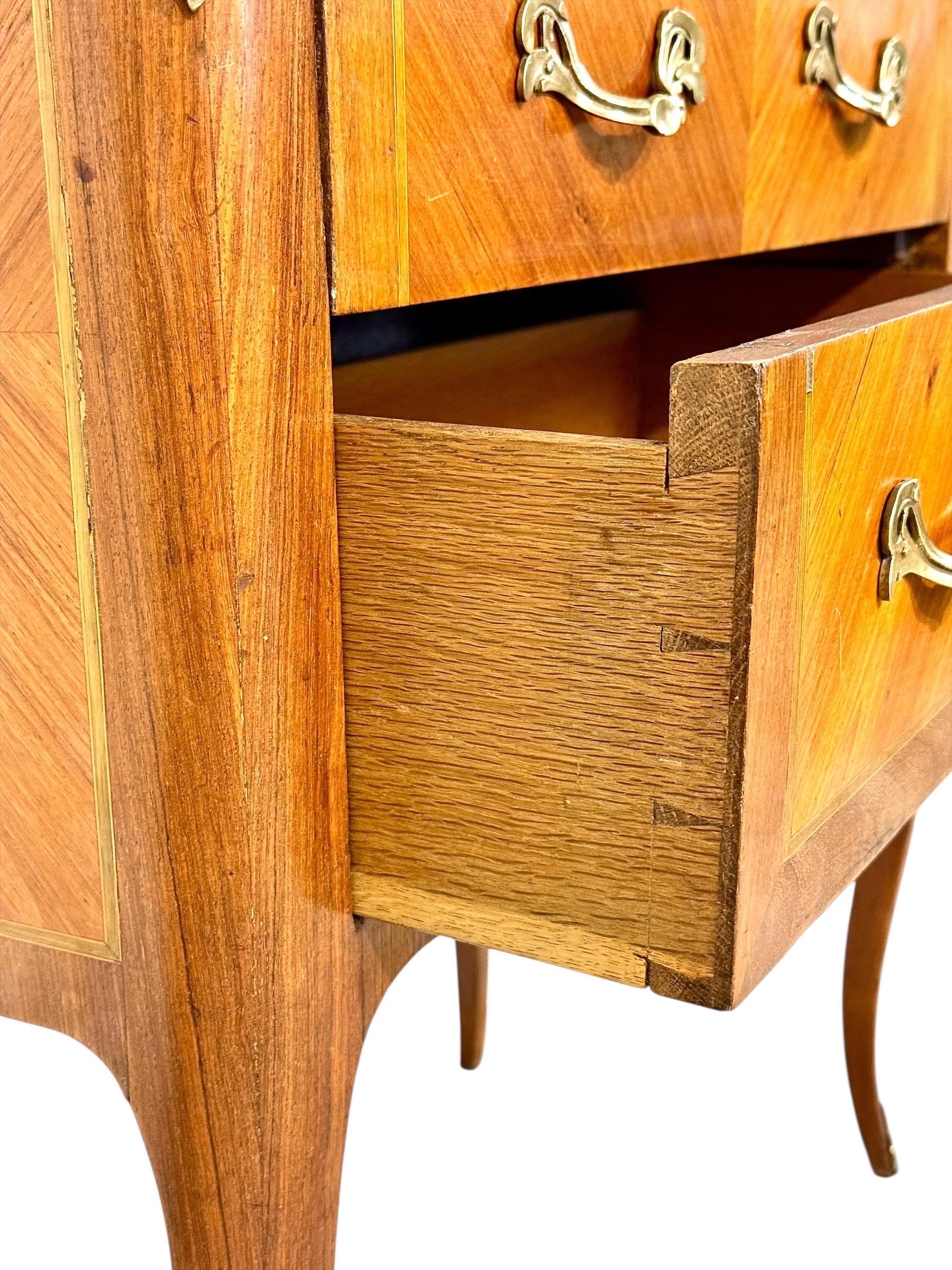 Commode sauteuse francese con piano in marmo di transizione Luigi XV, fine del XVIII secolo in vendita 4