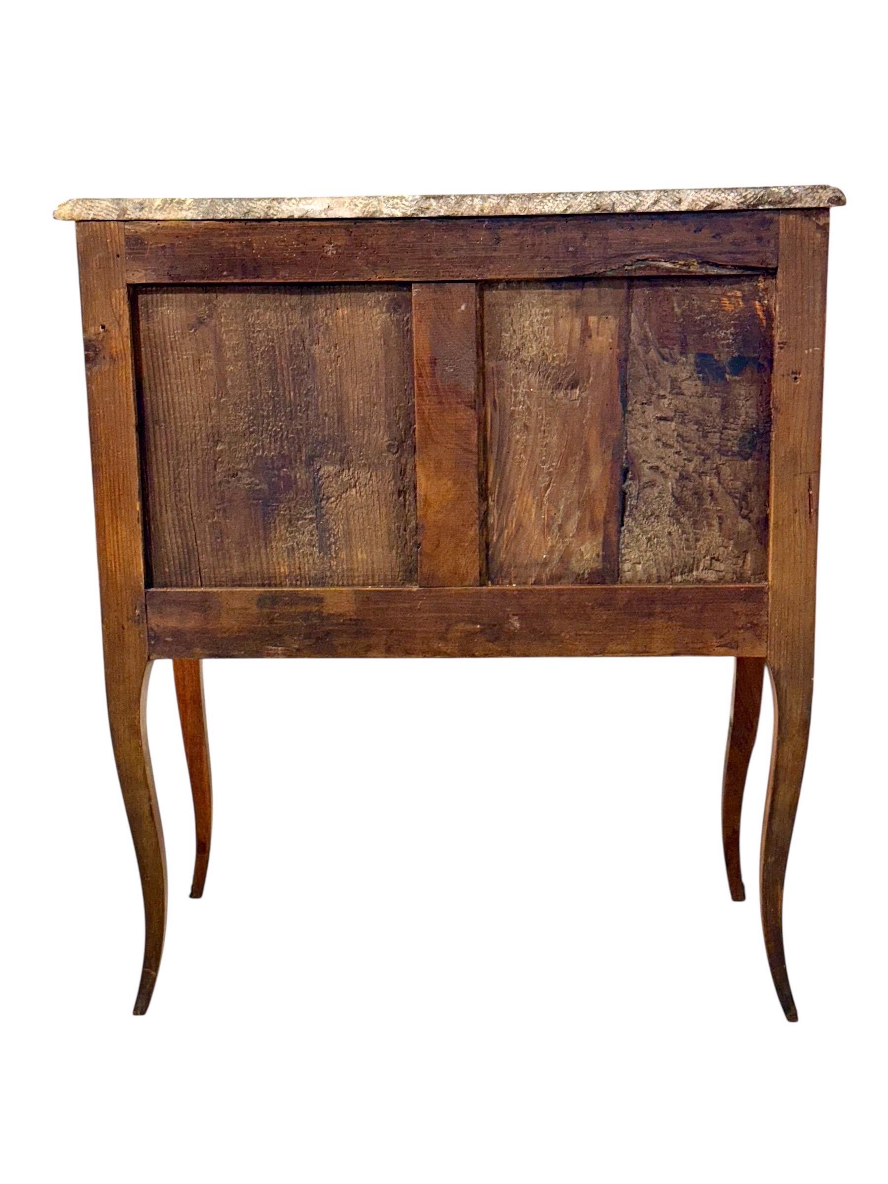 Commode sauteuse francese con piano in marmo di transizione Luigi XV, fine del XVIII secolo in vendita 5